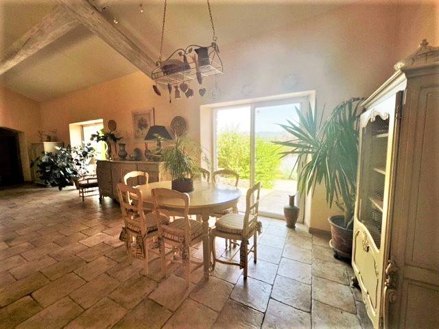 In Gordes, single-storey house with view of the vineyards