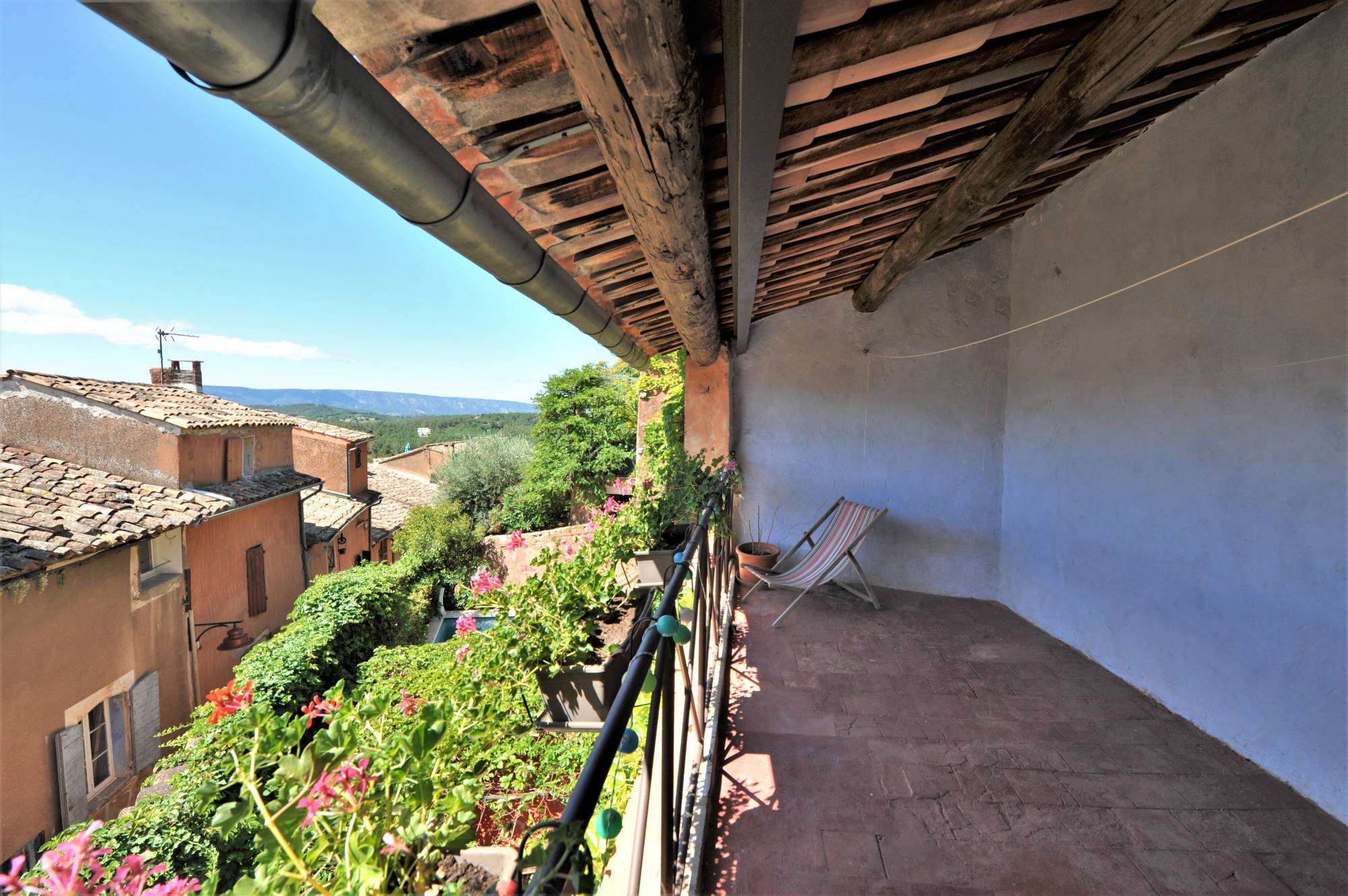 Roussillon: 19th century village house with pond and garage