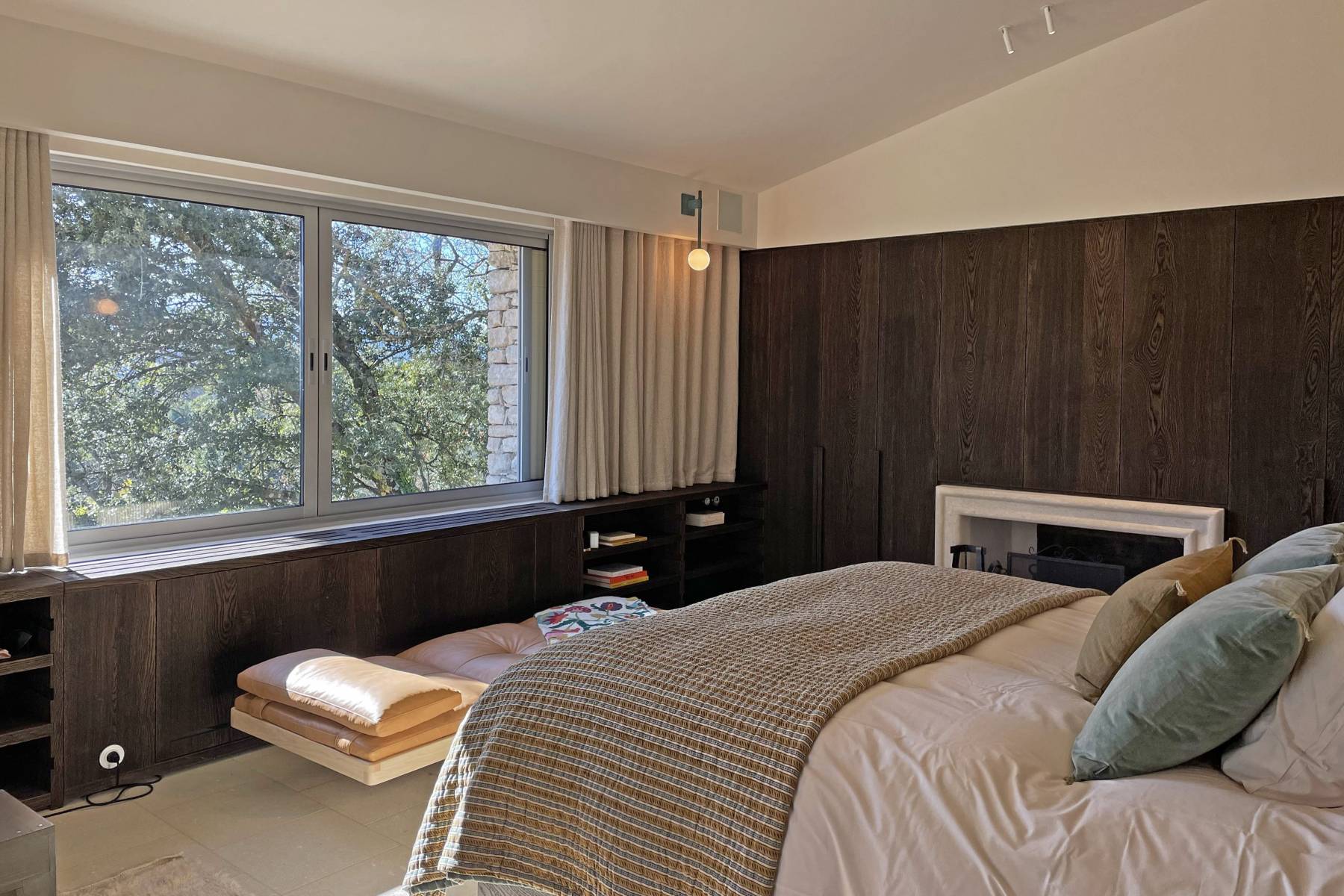 Ménerbes: architect-designed house in the heart of the Luberon with pool, full equiped pool house, fitness room and movie theater