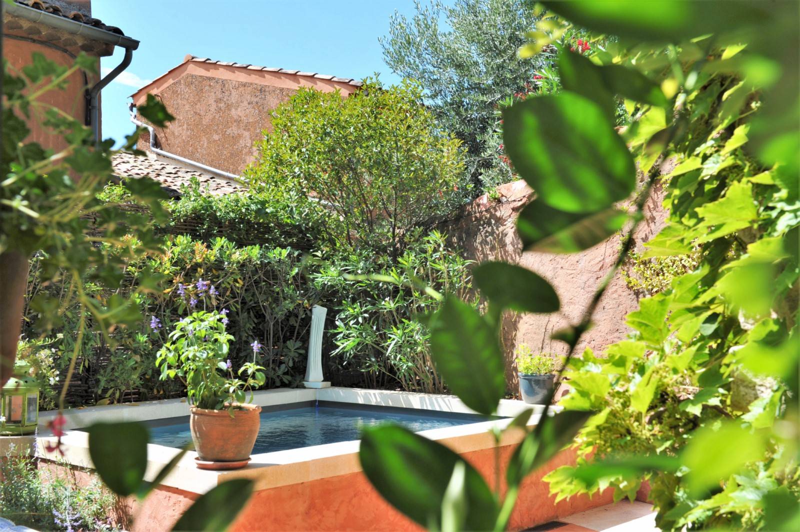 Roussillon: 19th century village house with pond and garage