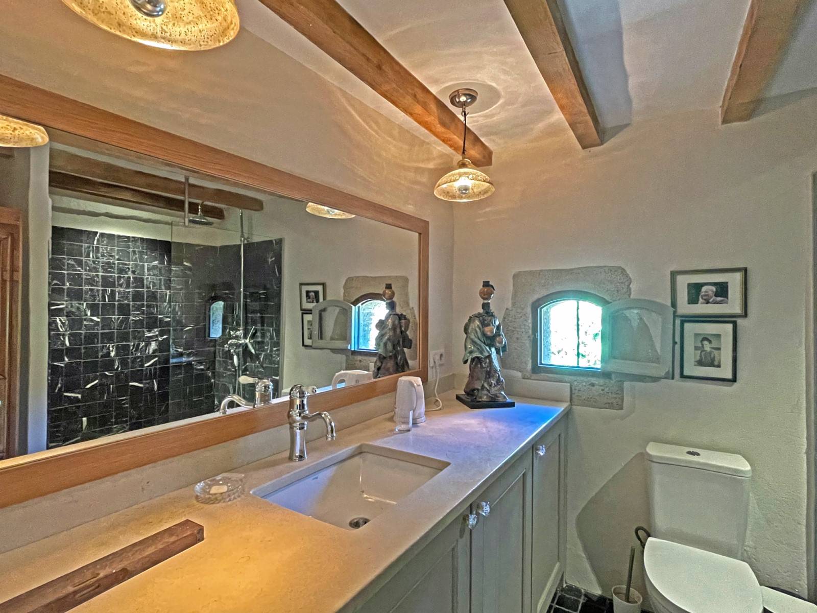 In the heart of a village in the Luberon, charming house with exceptional panorama on the Luberon region