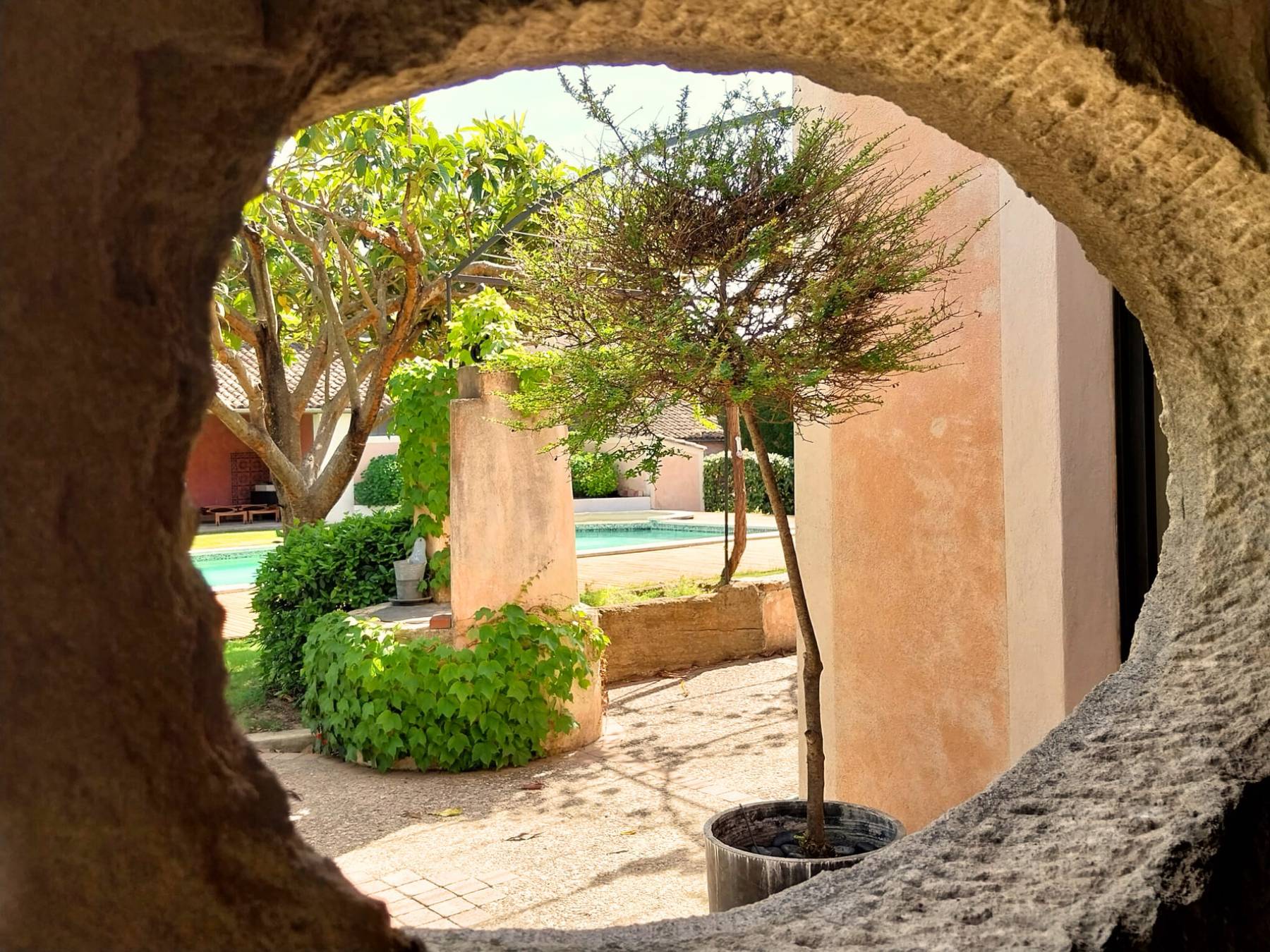 rent a charming Provençal Mas with pool in the heart of Aubignan, close to the Dentelles de Montmirail, Mont Ventoux, and Vineyards