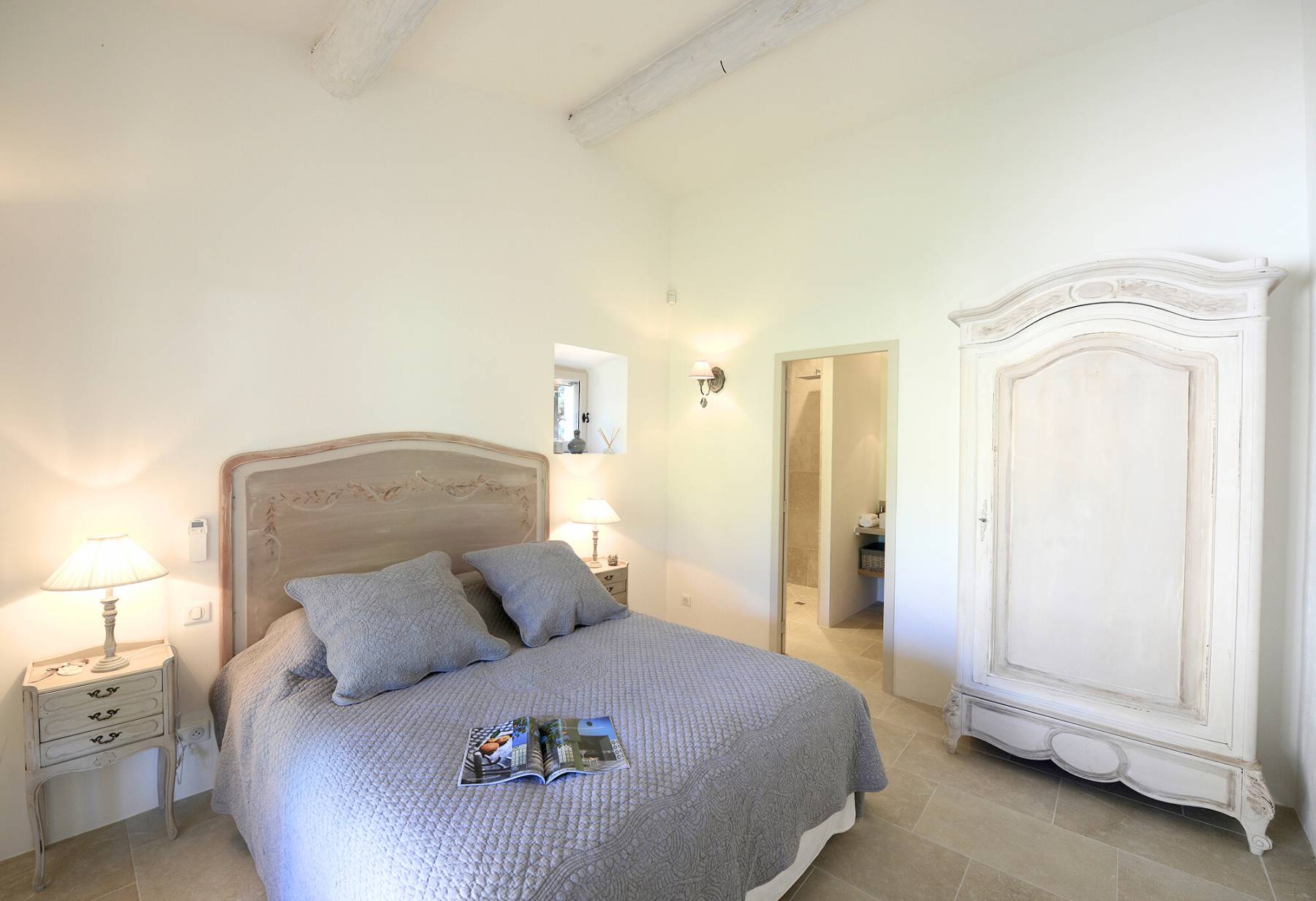 Stunning Estate rental in Gordes in a Mediterranean park with pool and multisport court