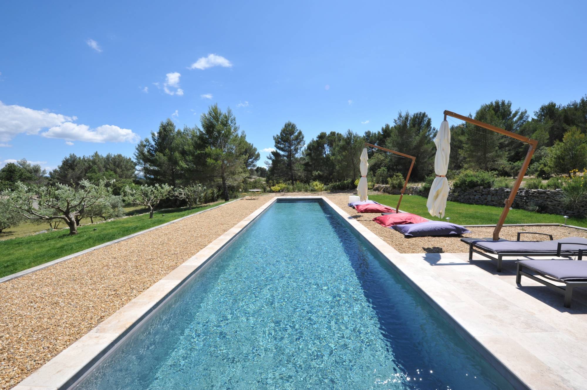 Holiday rental in Joucas, near Gordes and facing the Luberon, charming contemporary air-conditioned house with lap pool.