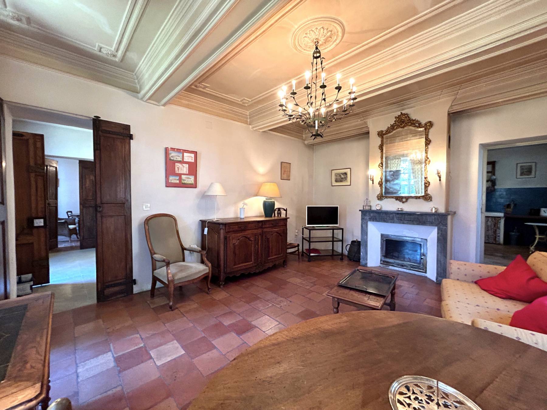 Carpentras : Elegant 19th-century bourgeois house with wooded garden, close to amenities.