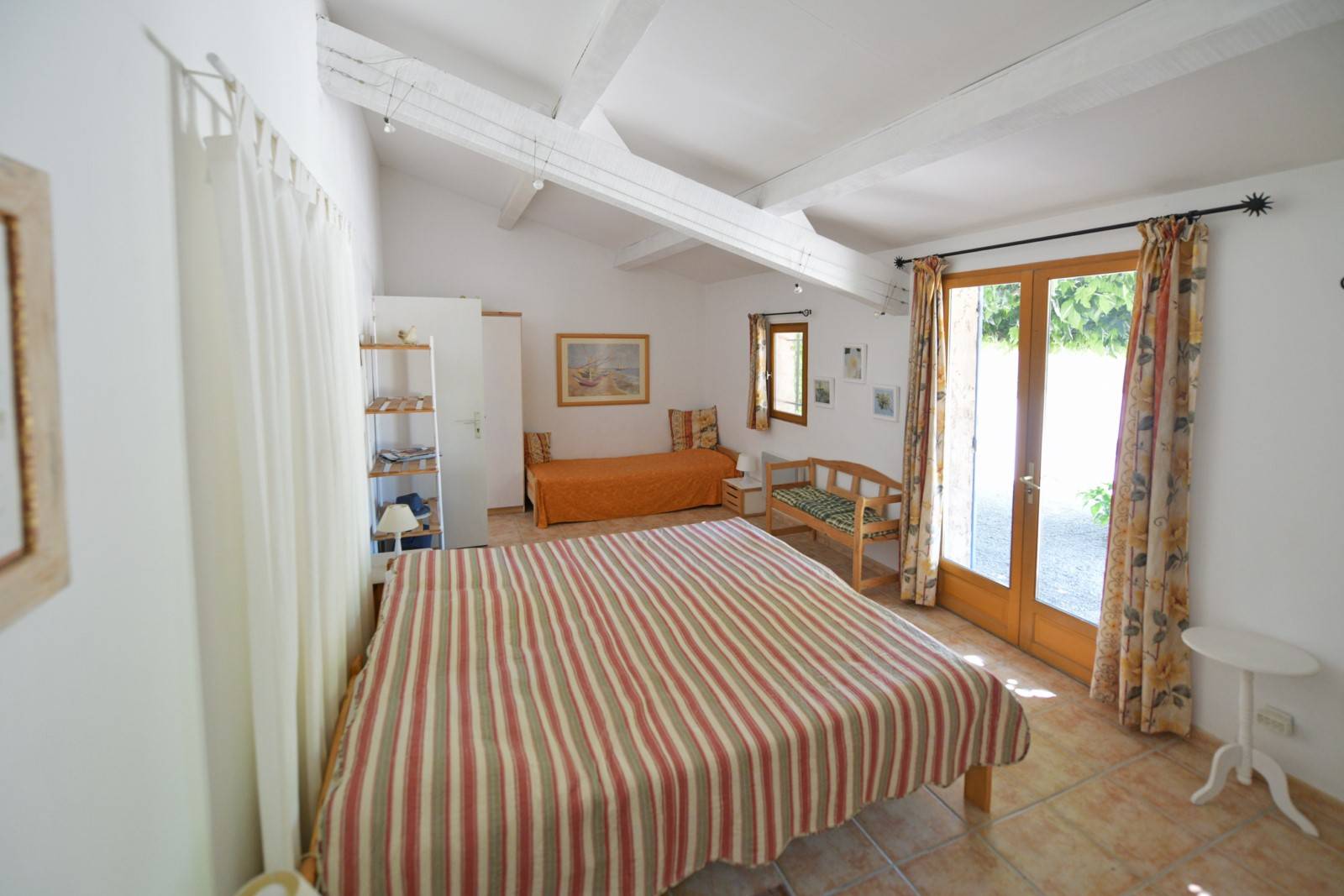 Four bedrooms villa with swimming pool and outbuildings for sale on landscaped grounds close to the centre of l'Isle-sur-la-Sorgue.