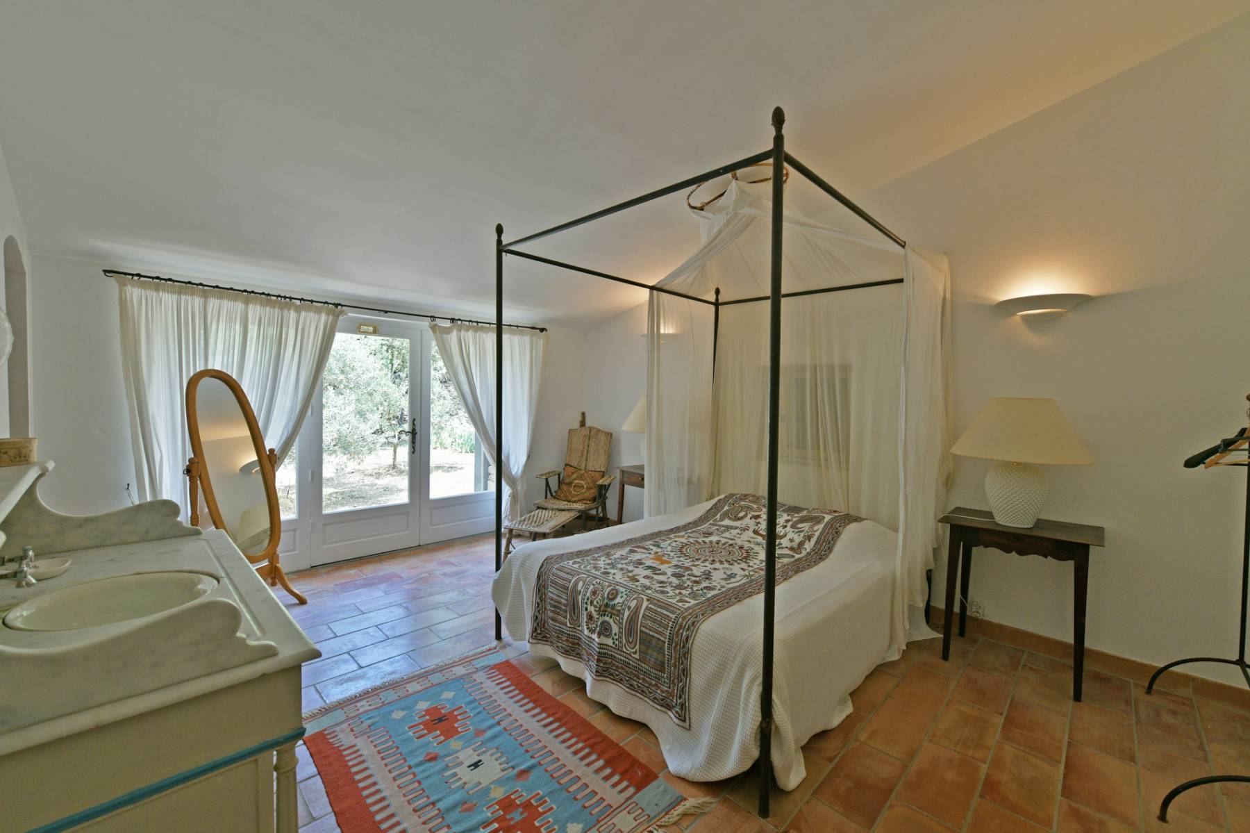 Rental of a Stone Provençal House in Gordes with a Large Pool for an Authentic Vacation
