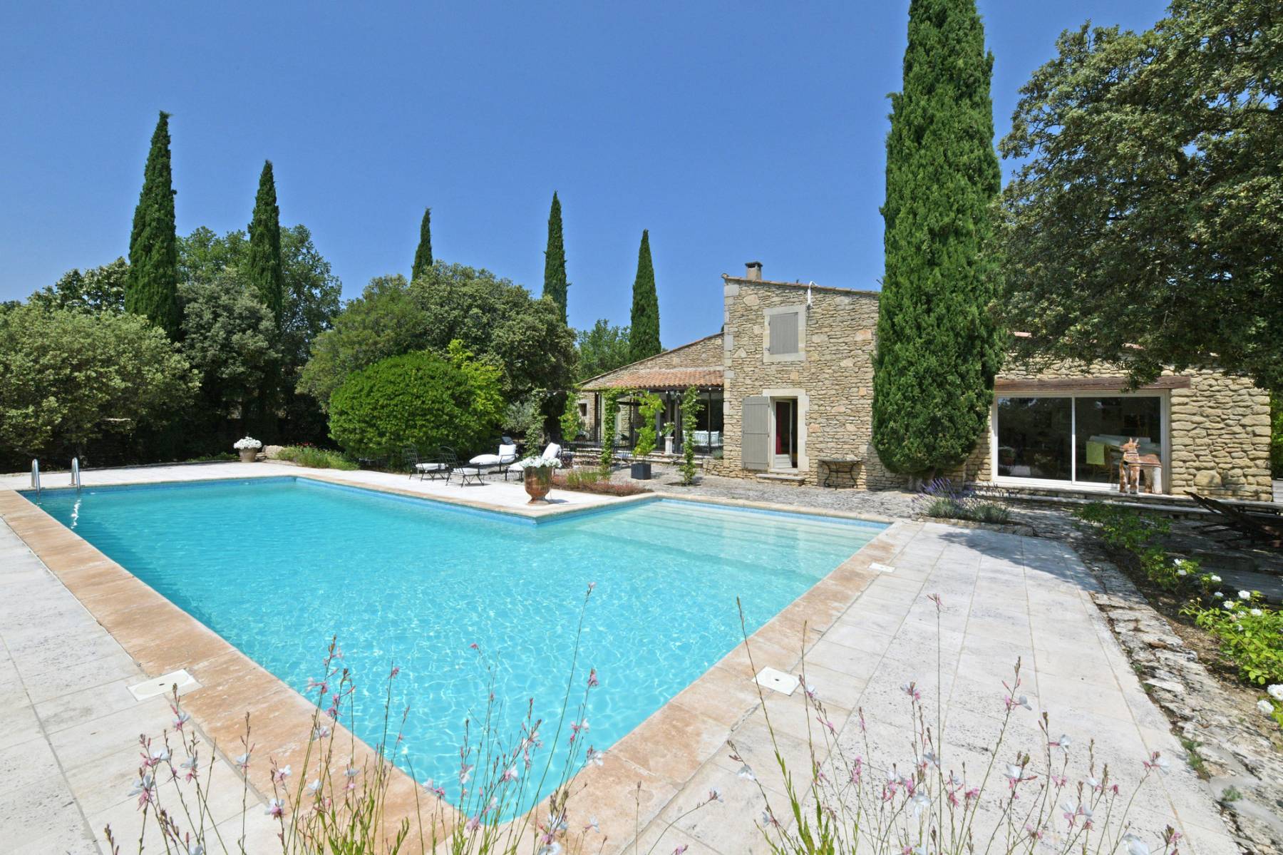 Rental of a Stone Provençal House in Gordes with a Large Pool for an Authentic Vacation