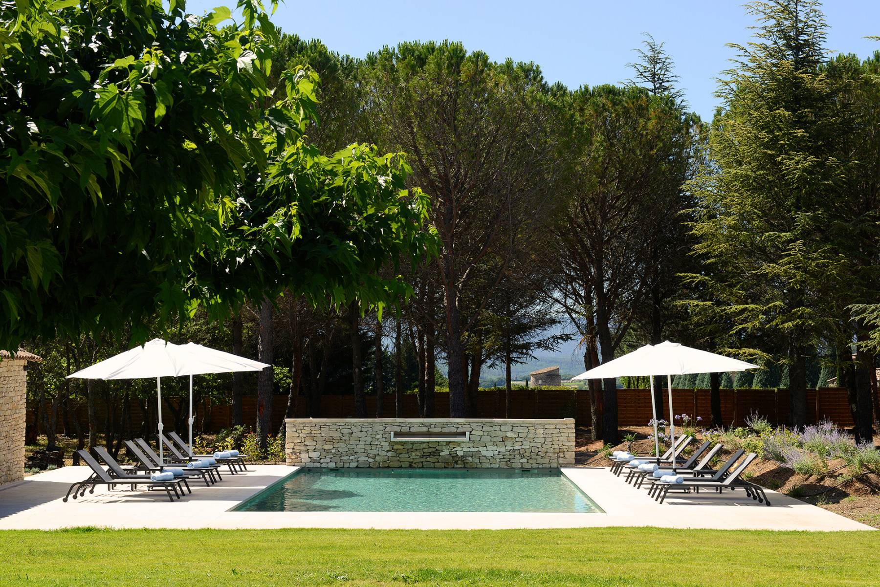 Stunning Estate rental in Gordes in a Mediterranean park with pool and multisport court