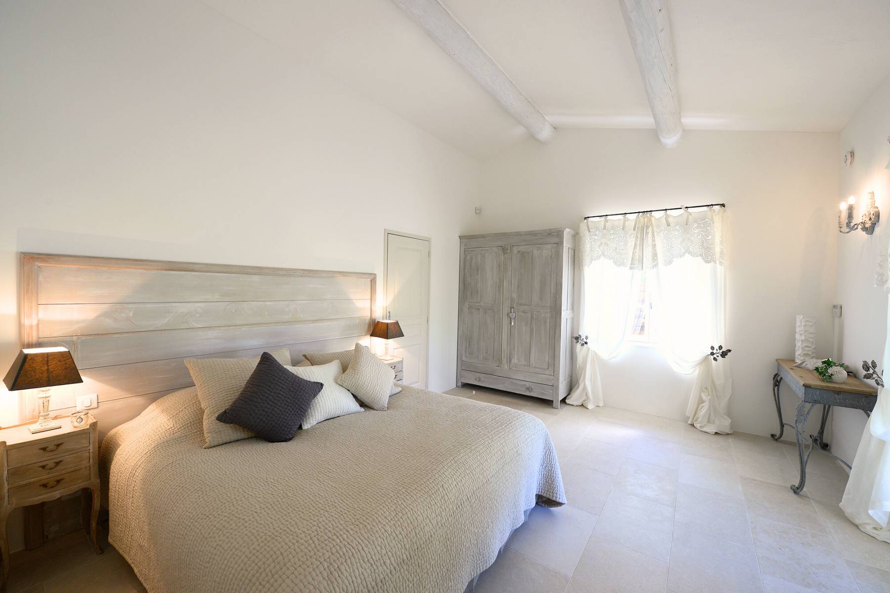 Stunning Estate rental in Gordes in a Mediterranean park with pool and multisport court