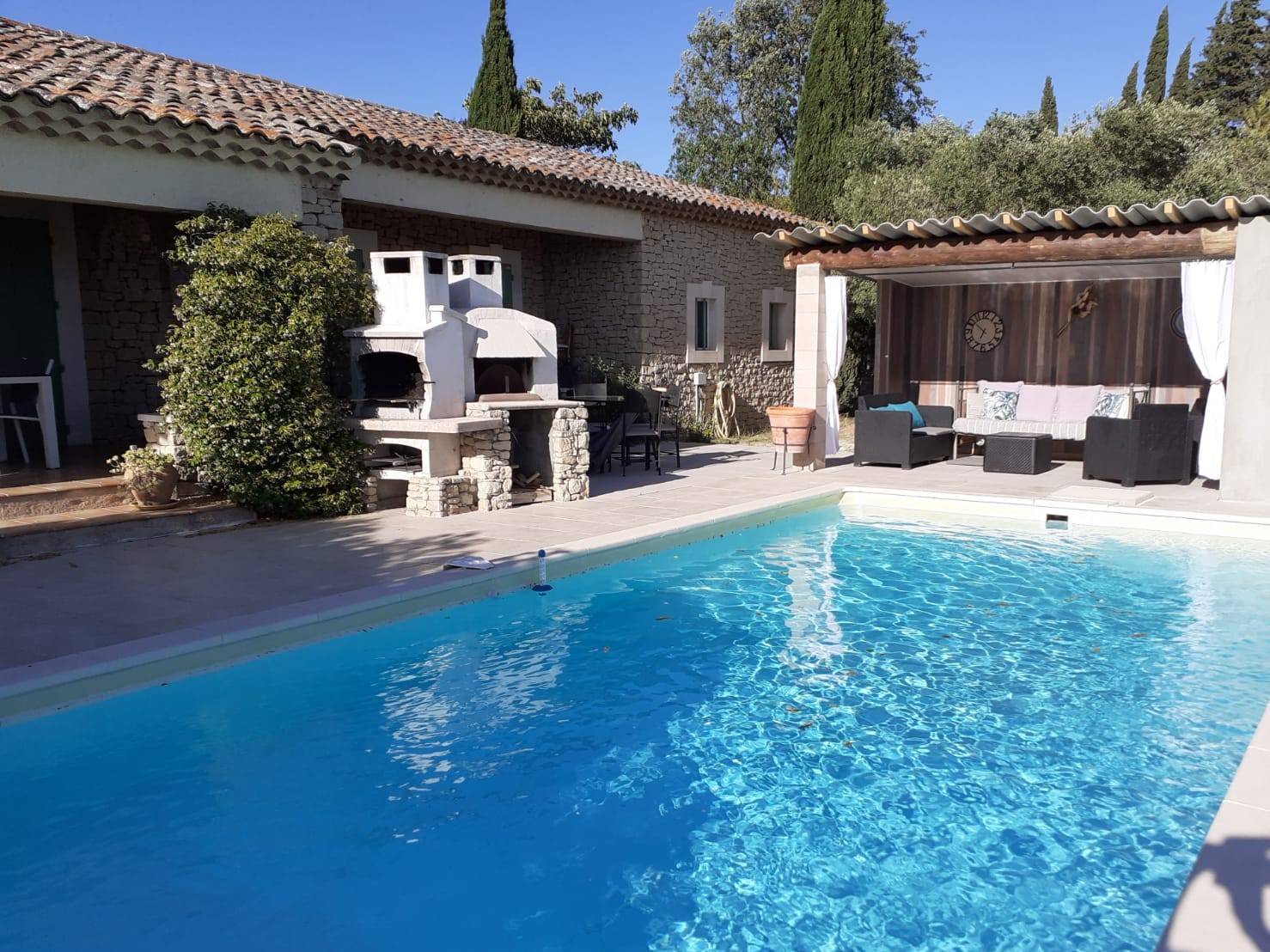 Near L'Isle-sur-la-Sorgue, stone house with swimming pool