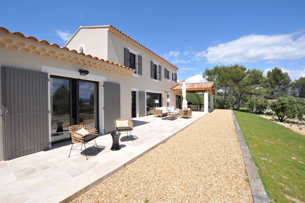Holiday rental in Joucas, near Gordes and facing the Luberon, charming contemporary air-conditioned house with lap pool.