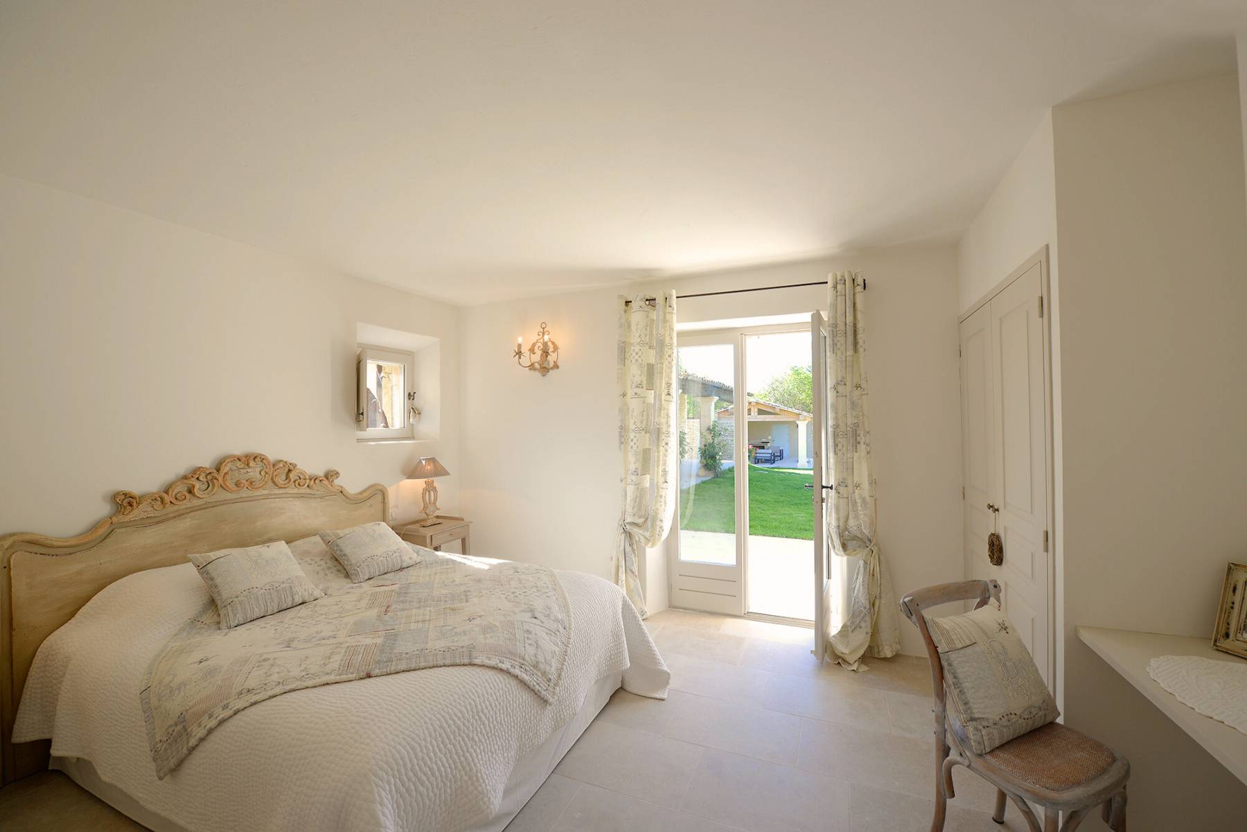 Stunning Estate rental in Gordes in a Mediterranean park with pool and multisport court