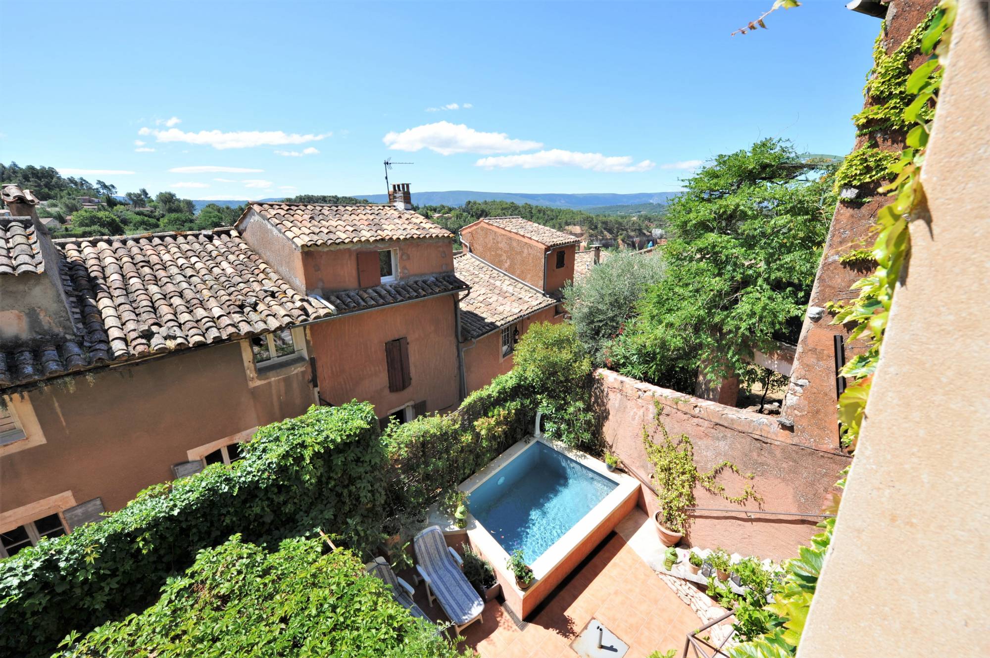 Roussillon: 19th century village house with pond and garage