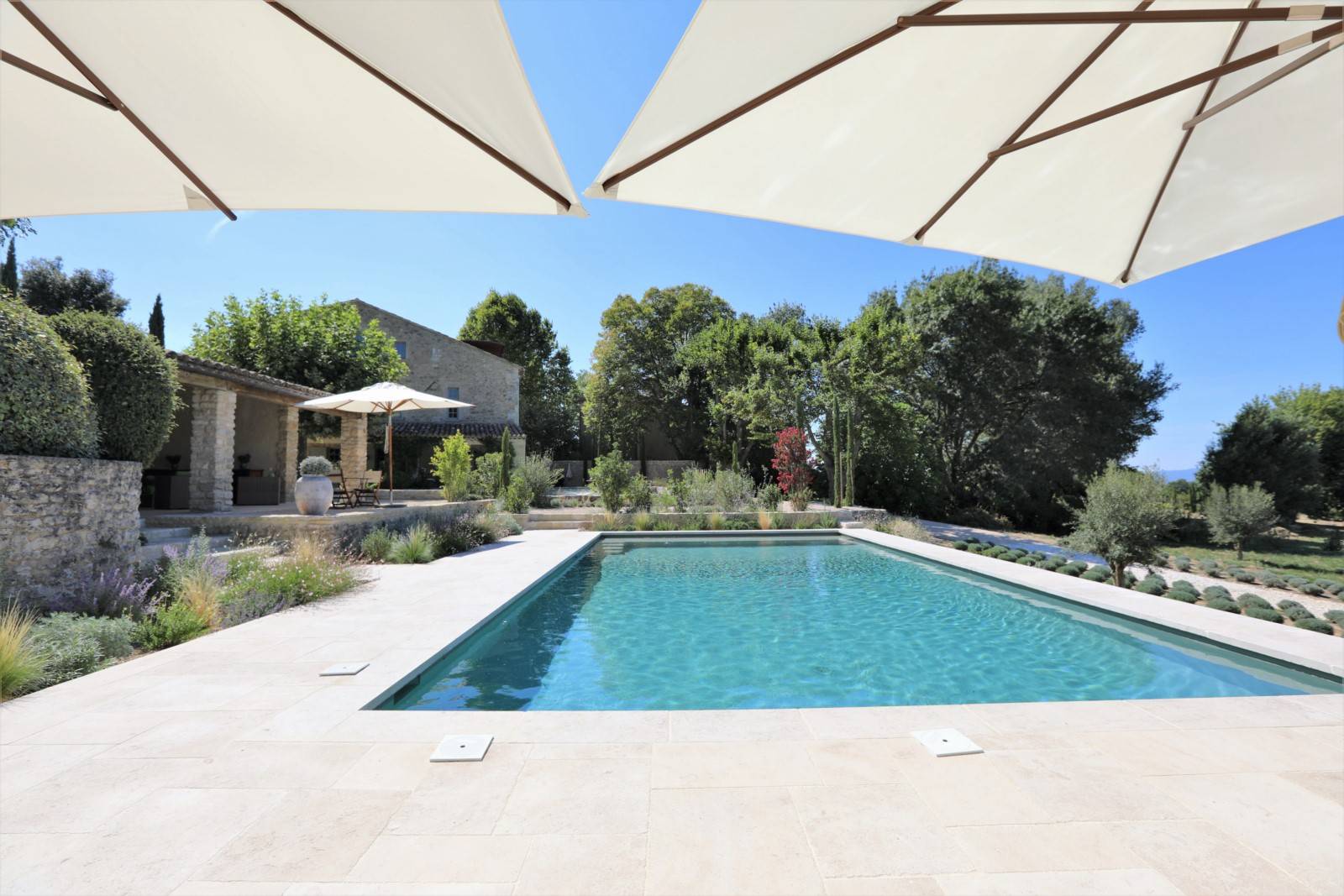 Rental in Bonnieux, superb renovated stone building in a dominant position with a view of the Luberon.
