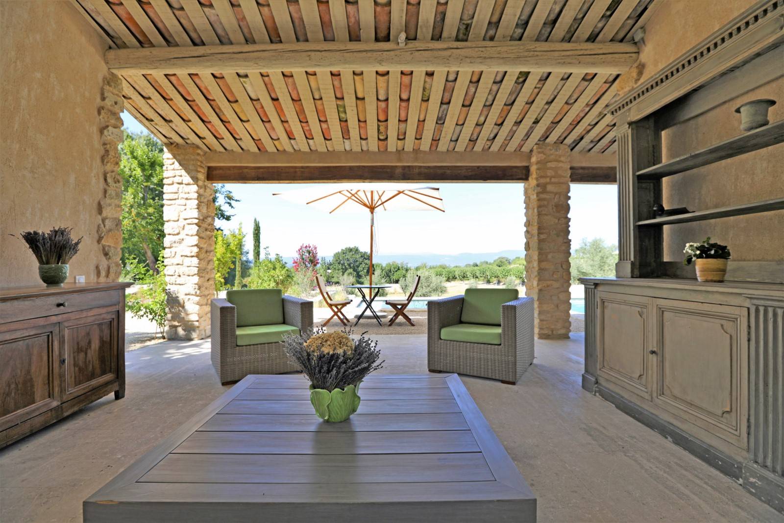 Rental in Bonnieux, superb renovated stone building in a dominant position with a view of the Luberon.