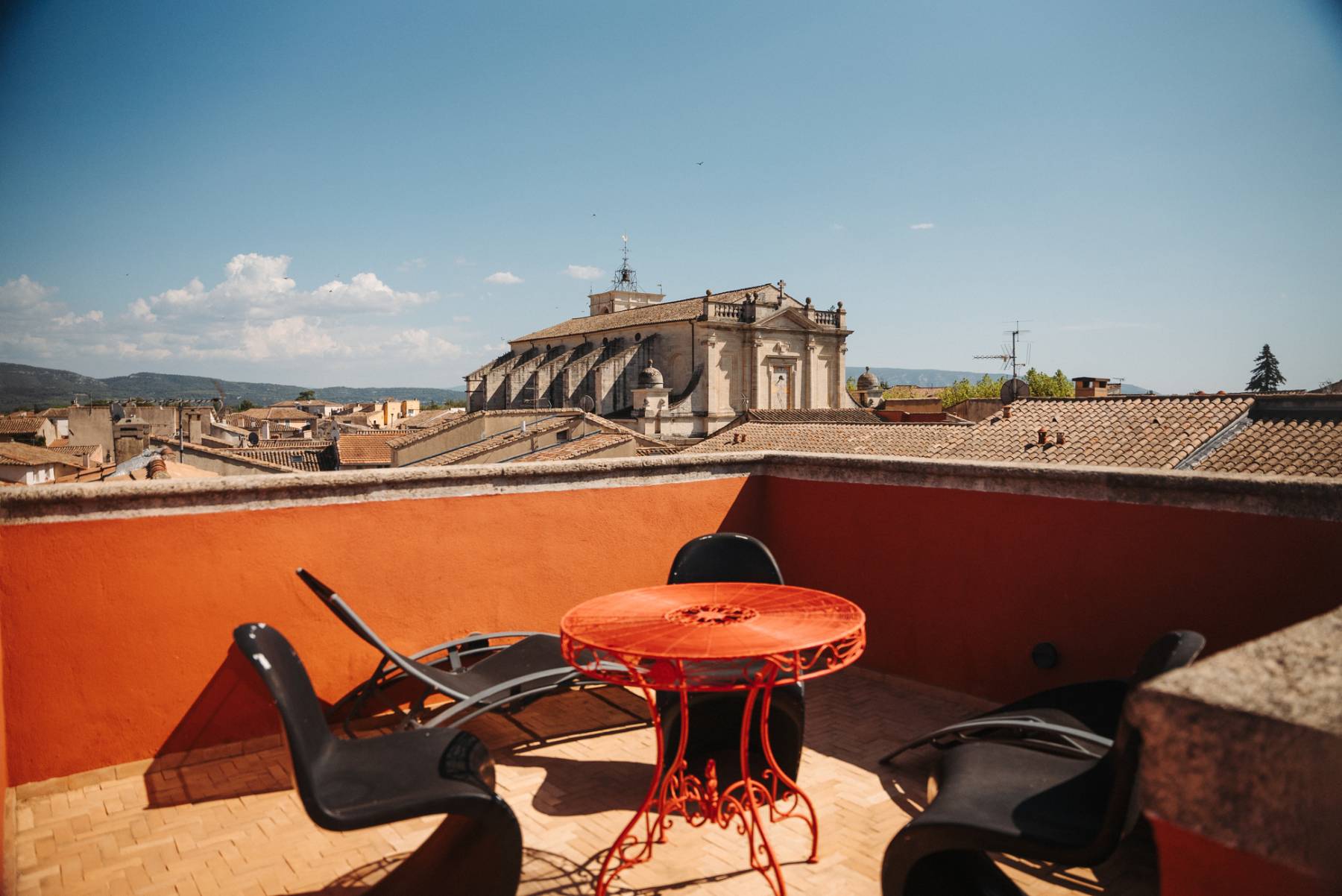 Rental of a Unique High-End Apartment with Rooftop, Jacuzzi, and Panoramic Views in the Heart of L'Isle-sur-la-Sorgue