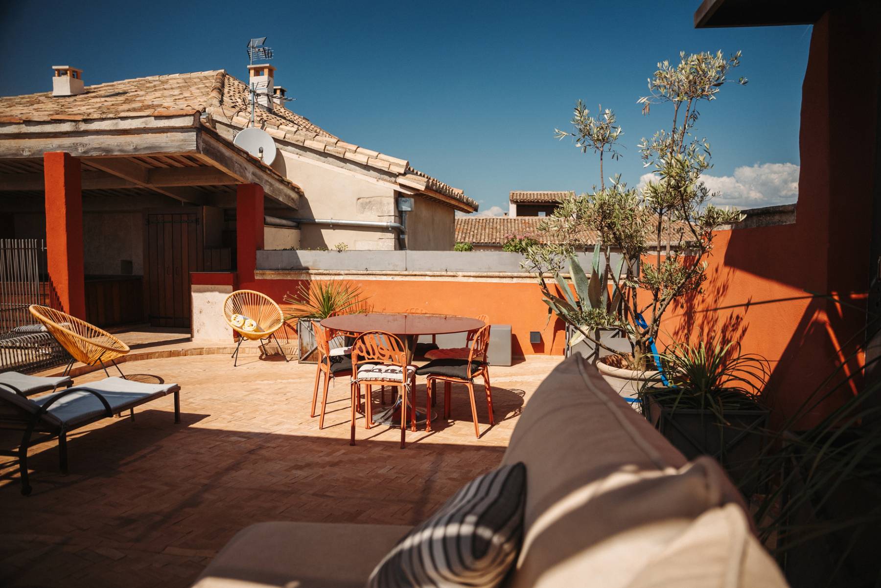 Rental of a Unique High-End Apartment with Rooftop, Jacuzzi, and Panoramic Views in the Heart of L'Isle-sur-la-Sorgue