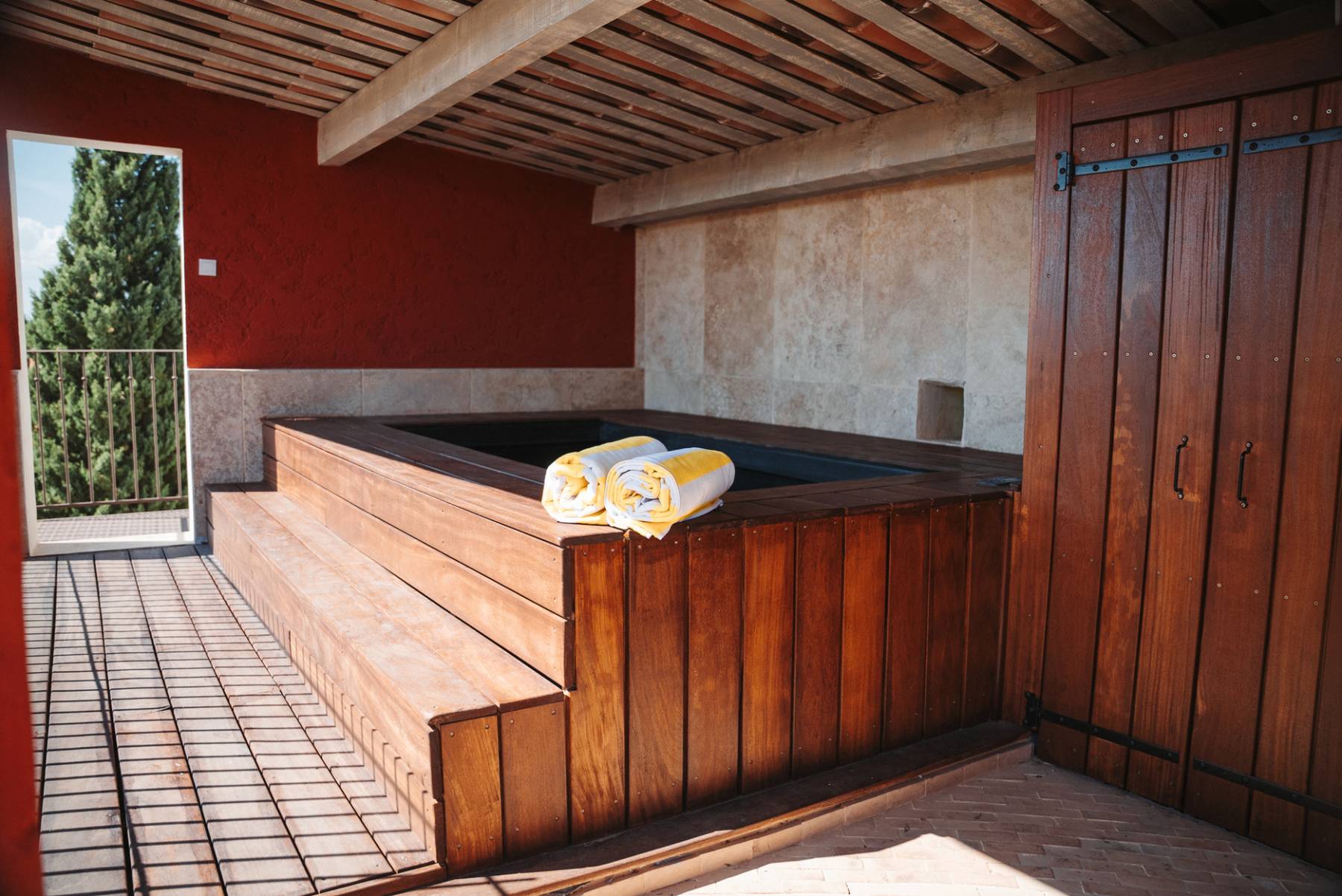 Rental of a Unique High-End Apartment with Rooftop, Jacuzzi, and Panoramic Views in the Heart of L'Isle-sur-la-Sorgue