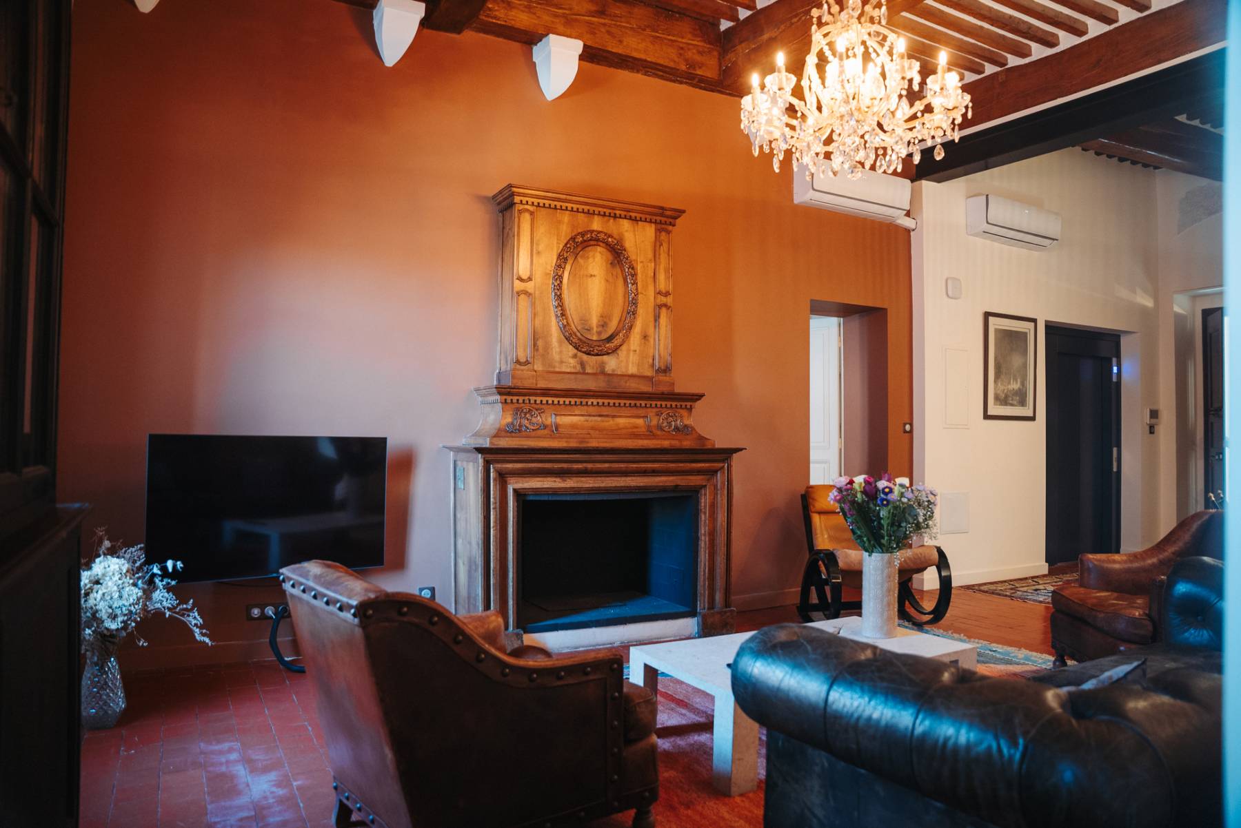 Unique High-End Apartment Rental with Terrace in the Heart of L'Isle-sur-la-Sorgue, in a Haven of Peace and Well-Being