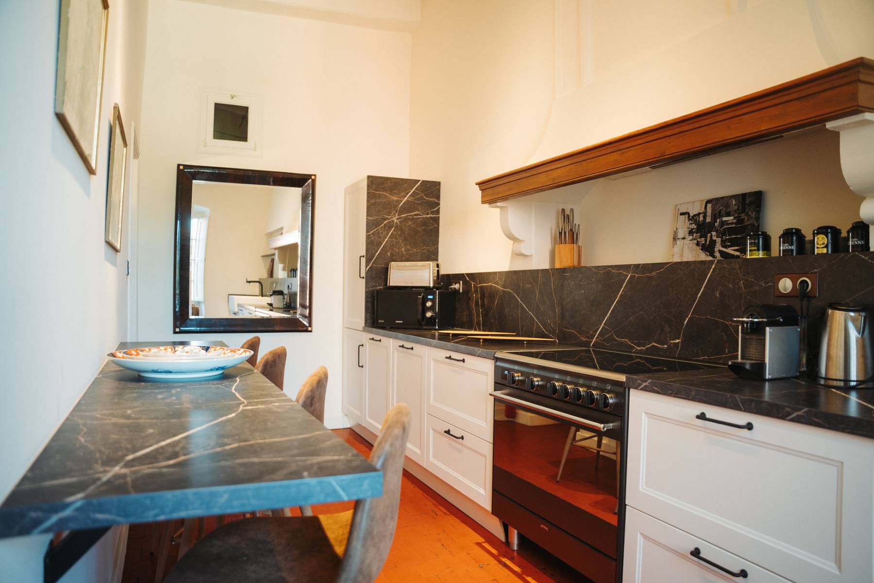 Unique High-End Apartment Rental with Terrace in the Heart of L'Isle-sur-la-Sorgue, in a Haven of Peace and Well-Being