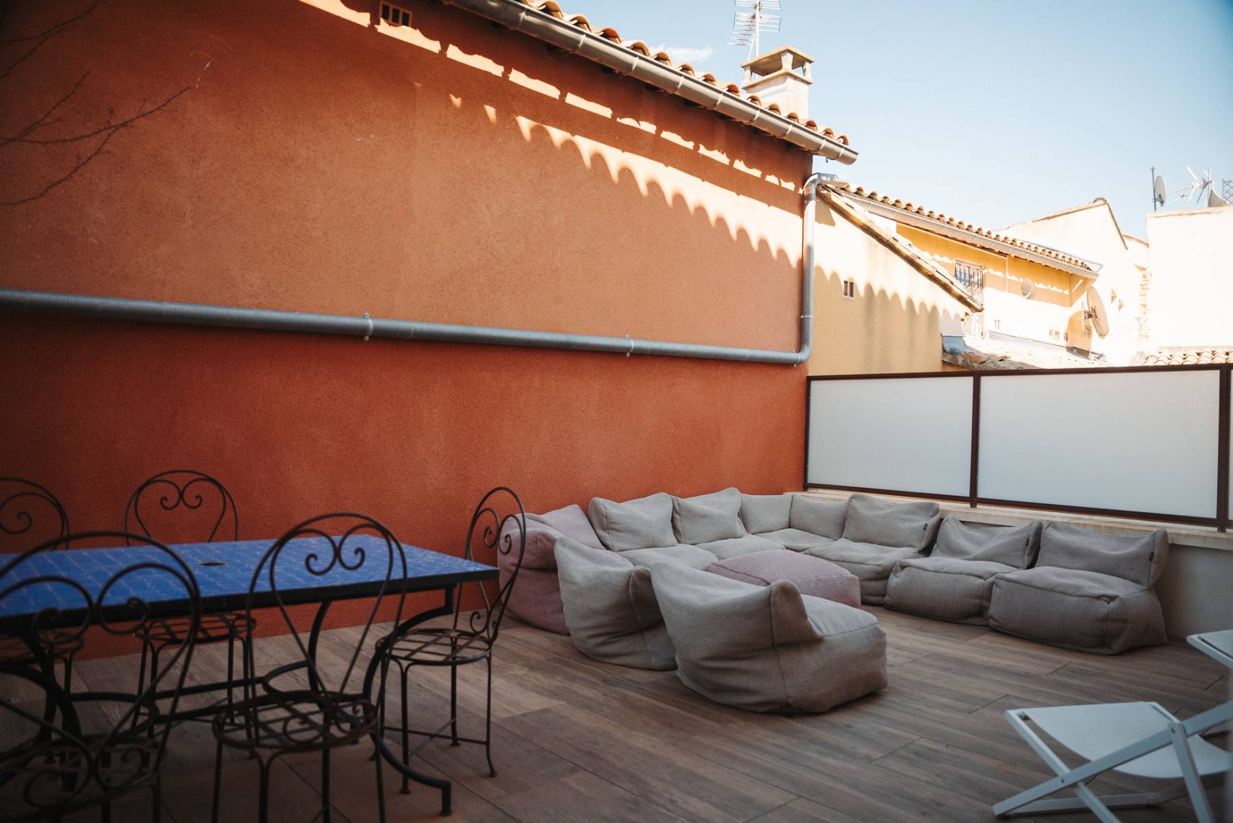 Unique High-End Apartment Rental with Terrace in the Heart of L'Isle-sur-la-Sorgue, in a Haven of Peace and Well-Being