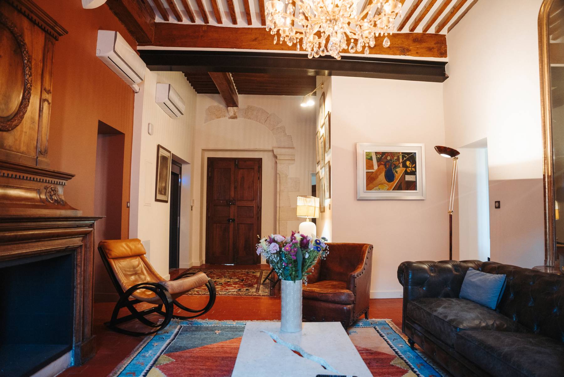 Unique High-End Apartment Rental with Terrace in the Heart of L'Isle-sur-la-Sorgue, in a Haven of Peace and Well-Being