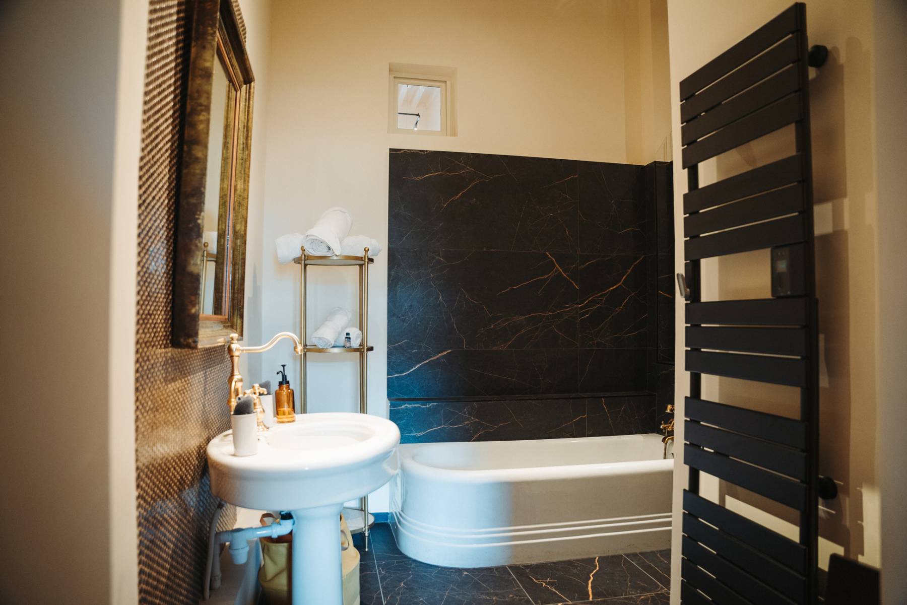 Unique High-End Apartment Rental with Terrace in the Heart of L'Isle-sur-la-Sorgue, in a Haven of Peace and Well-Being