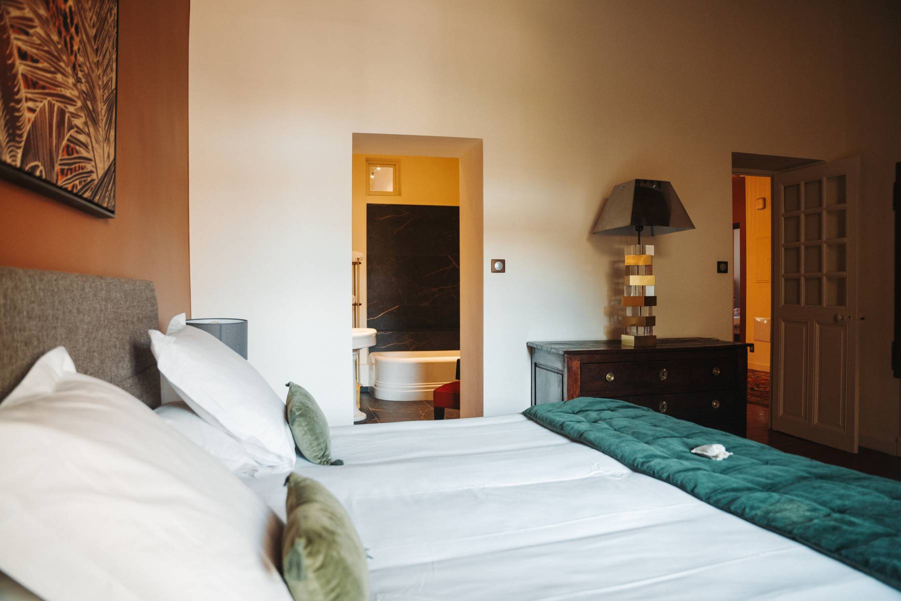 Unique High-End Apartment Rental with Terrace in the Heart of L'Isle-sur-la-Sorgue, in a Haven of Peace and Well-Being