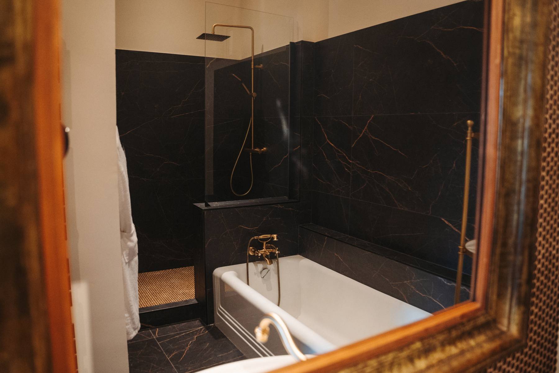 Unique High-End Apartment Rental with Terrace in the Heart of L'Isle-sur-la-Sorgue, in a Haven of Peace and Well-Being