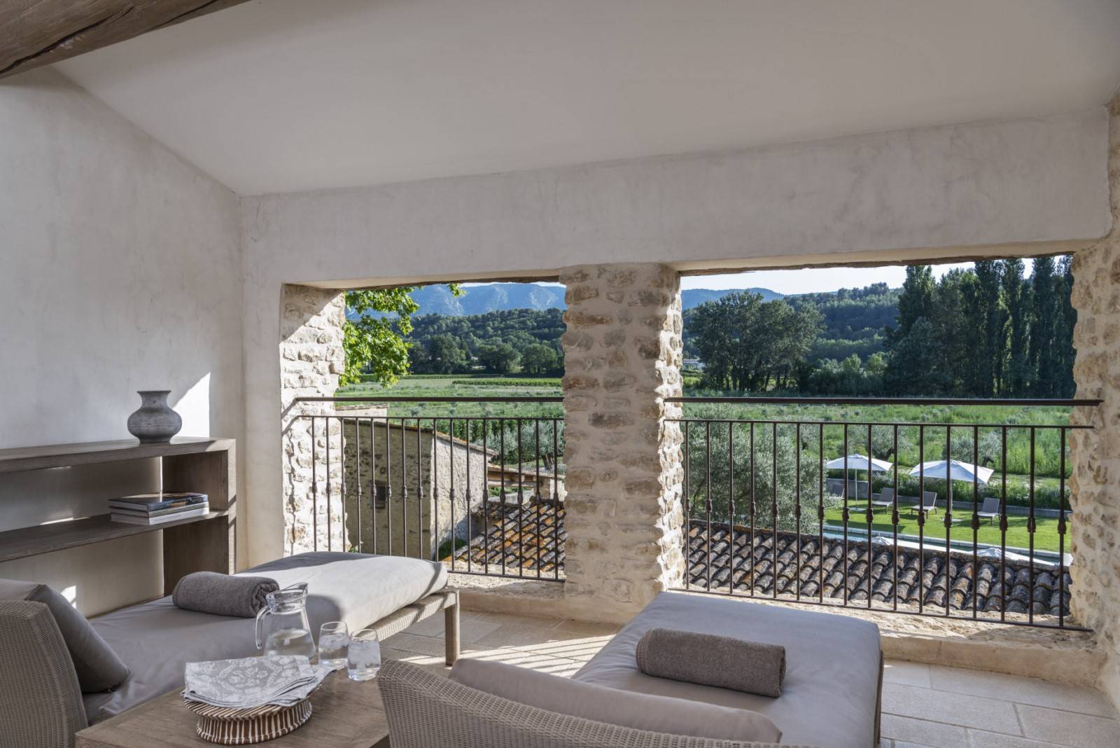 Bastide High Standard in stone of about 850 sqm, renovated in a contemporary style with heated pool