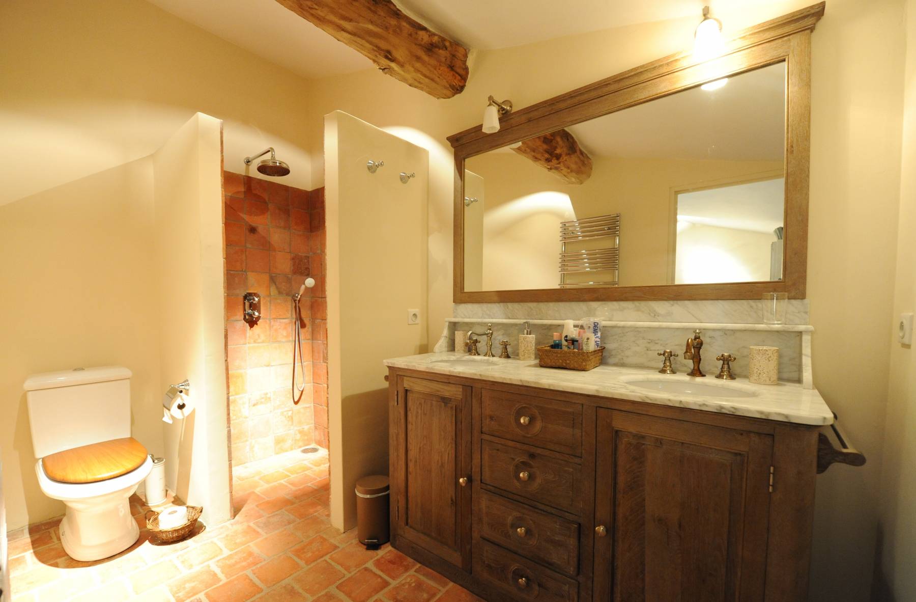 Superb mas on the edge of one of the most authentic and pleasant hamlets of Gordes. 