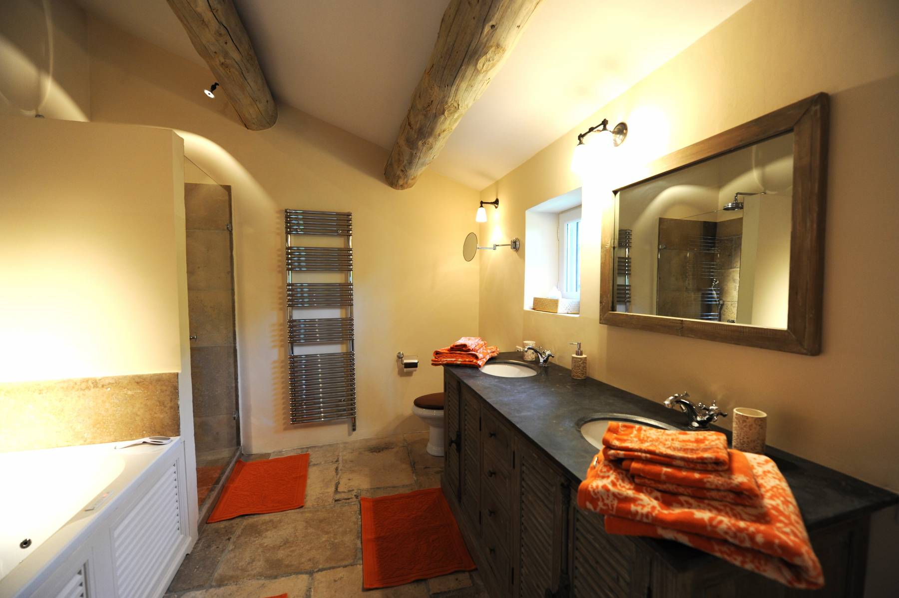 Superb mas on the edge of one of the most authentic and pleasant hamlets of Gordes. 