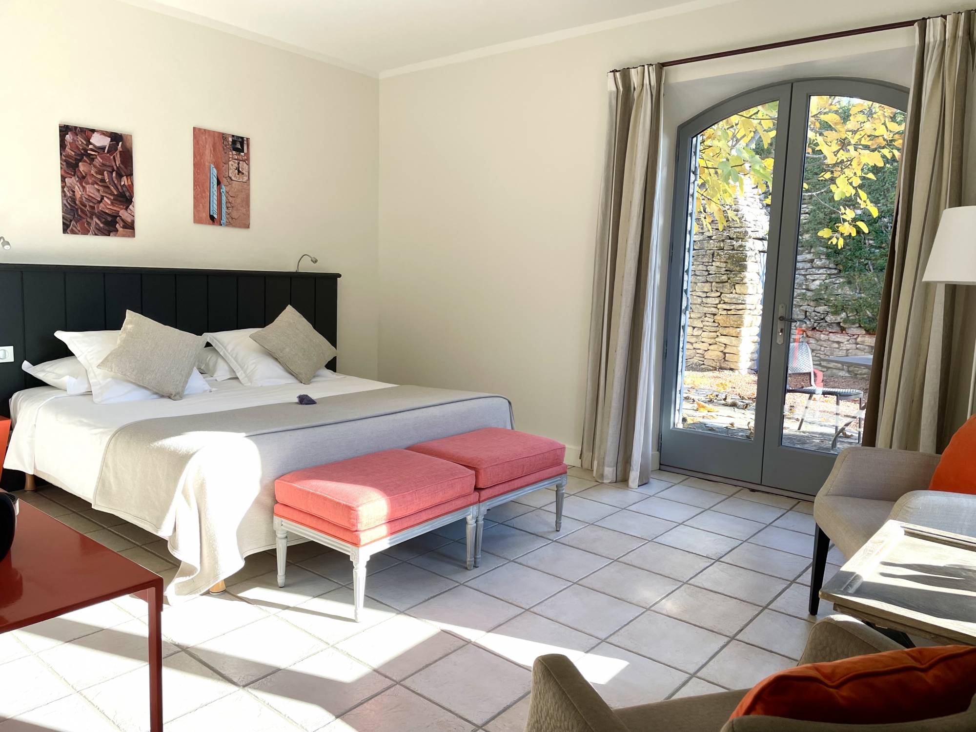 Close to the centre of the village of Gordes, exceptional property facing the Luberon and the Alpilles