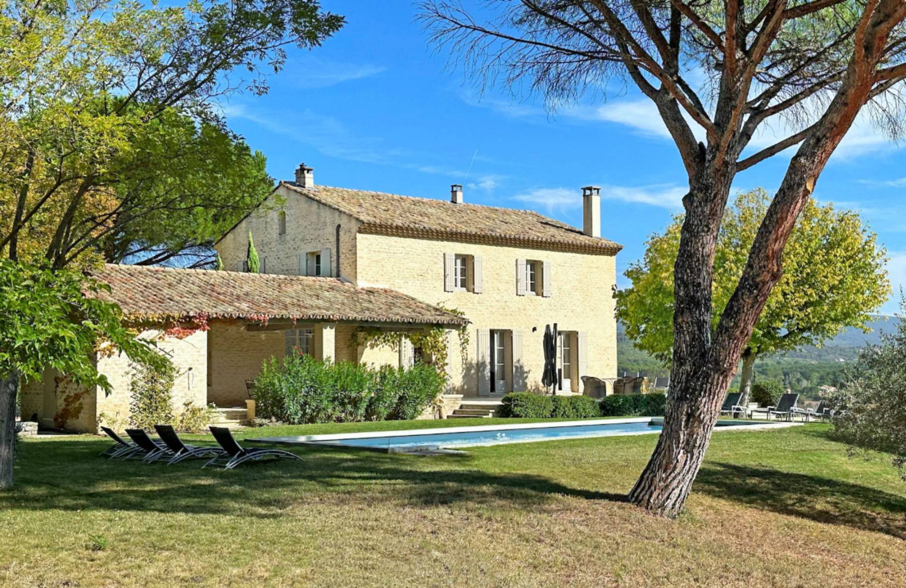 Stone Bastide in Gordes, elevated position with Luberon views, spacious grounds, and pool