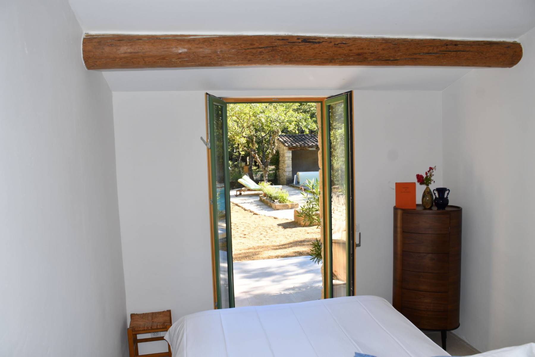 For rent, beautifully renovated Mazet at the foot of Gordes, nestled in nature with pool, pétanque court and lavender field.