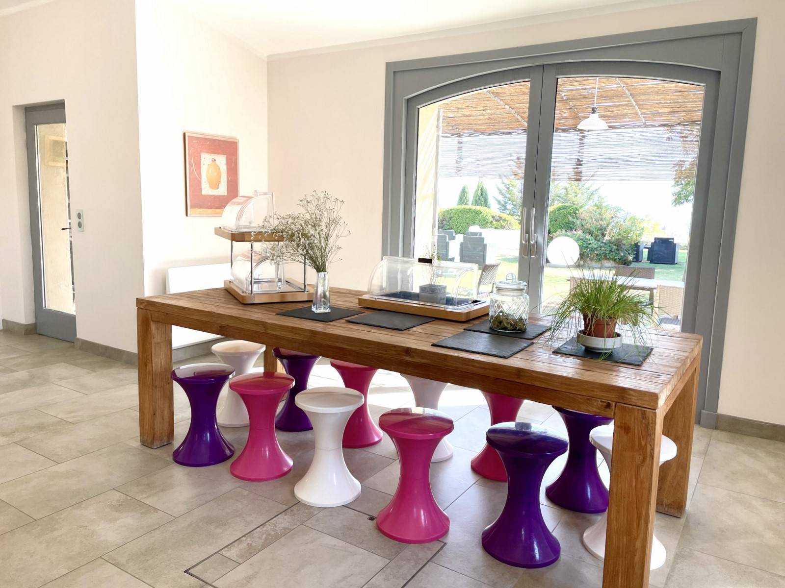 Close to the centre of the village of Gordes, exceptional property facing the Luberon and the Alpilles