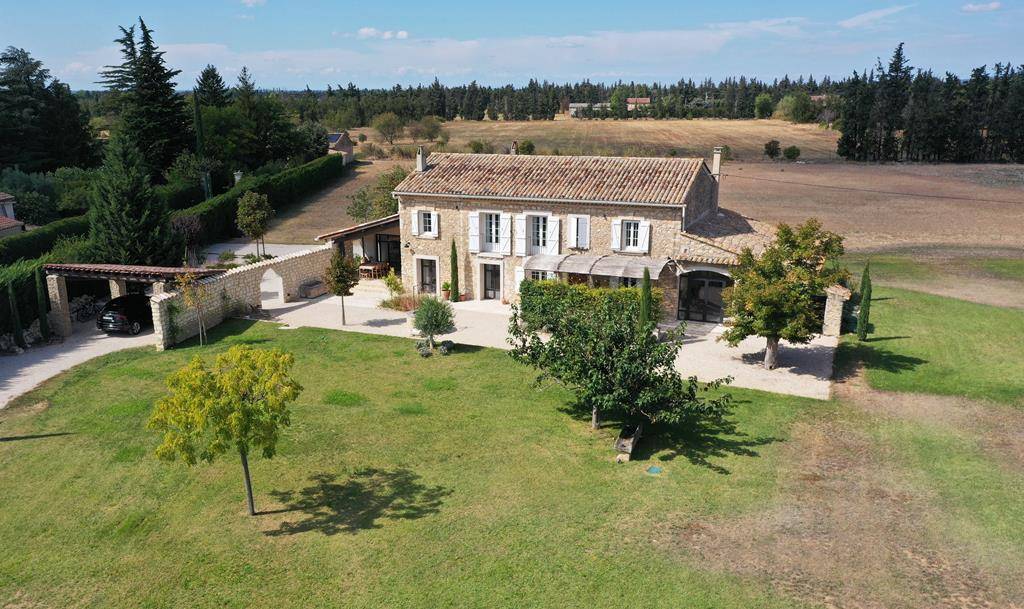 AT THE BOTTOM OF THE LUBERON, SUPERB RENOVATED FARMHOUSE 