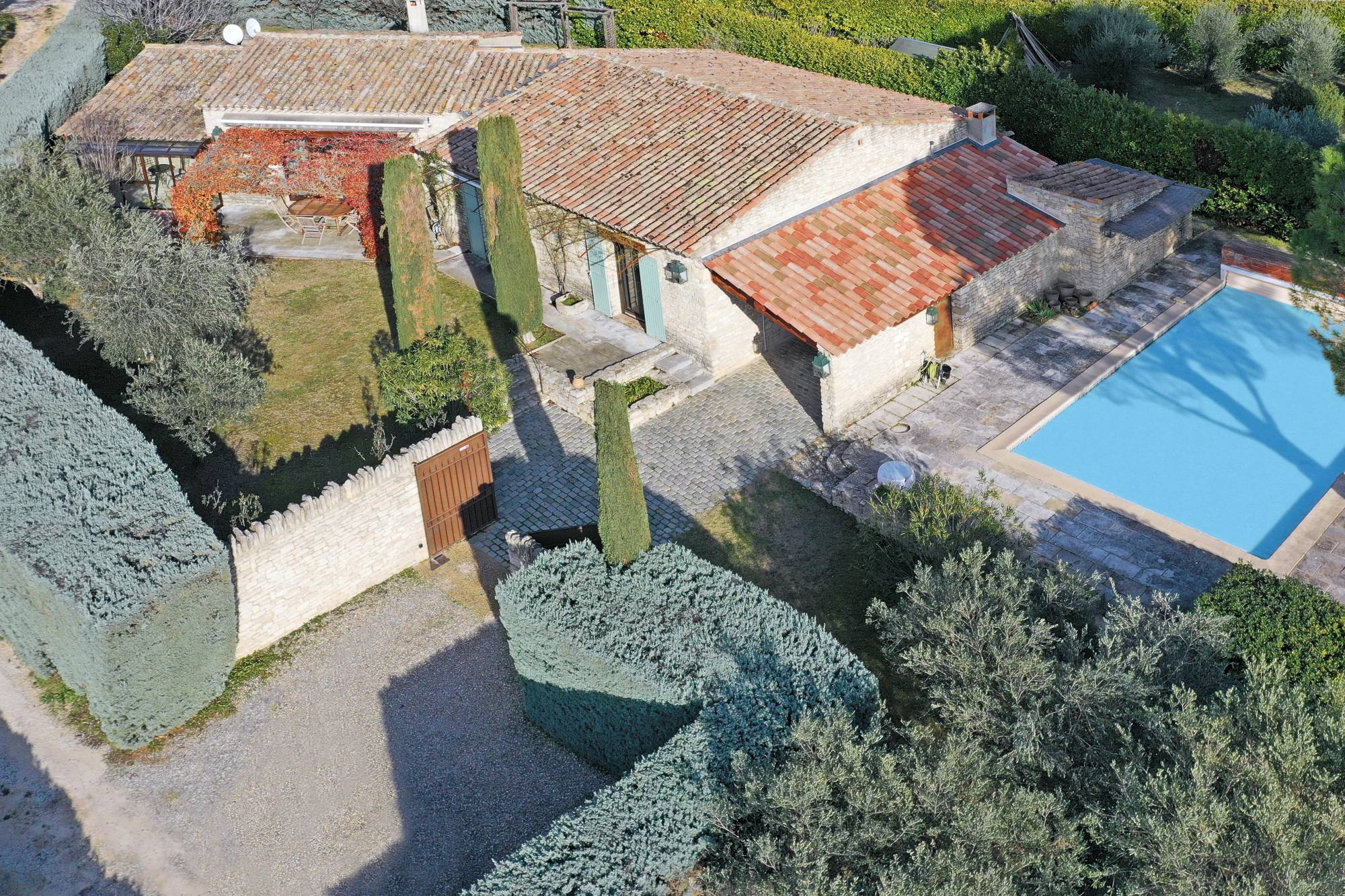 IN GORDES, HAMLET HOUSE WITH SWIMMING POOL AND VIEW OF THE LUBERON