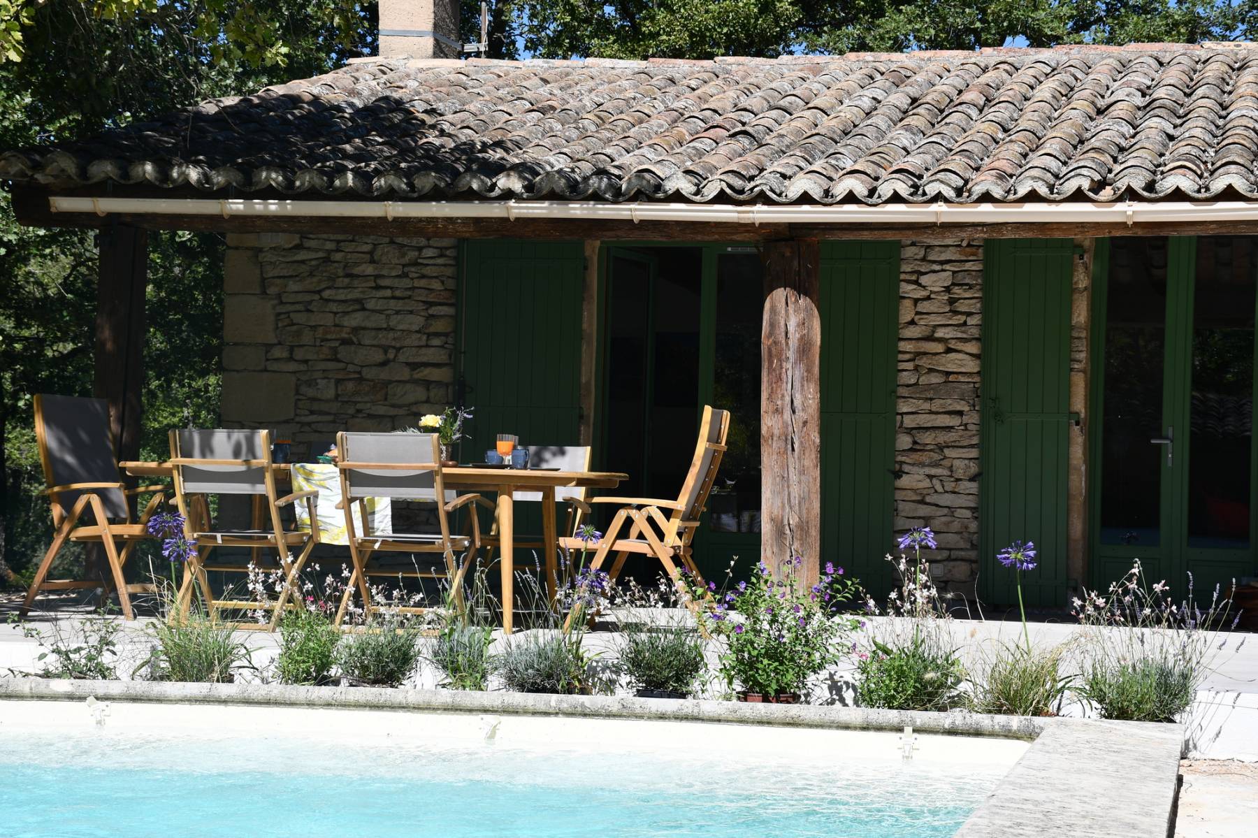 For rent, beautifully renovated Mazet at the foot of Gordes, nestled in nature with pool, pétanque court and lavender field.
