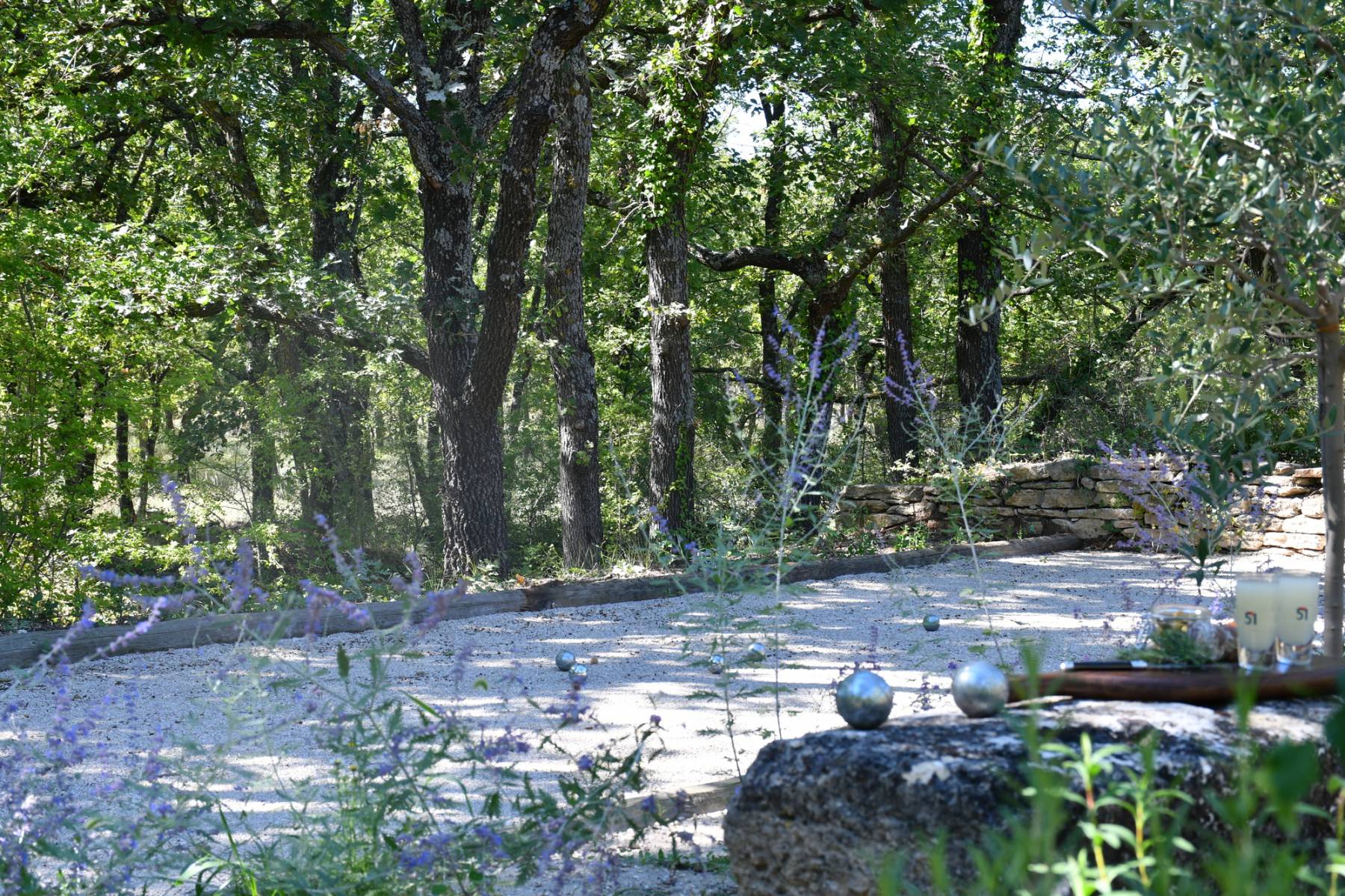 For rent, beautifully renovated Mazet at the foot of Gordes, nestled in nature with pool, pétanque court and lavender field.
