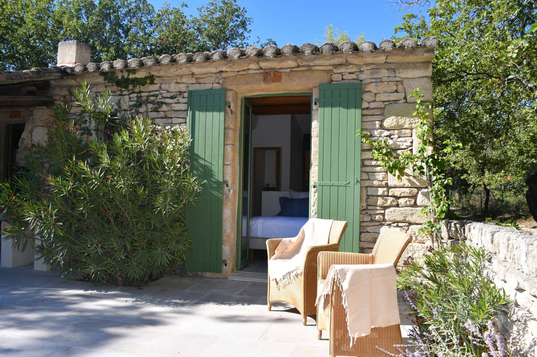 For rent, beautifully renovated Mazet at the foot of Gordes, nestled in nature with pool, pétanque court and lavender field.