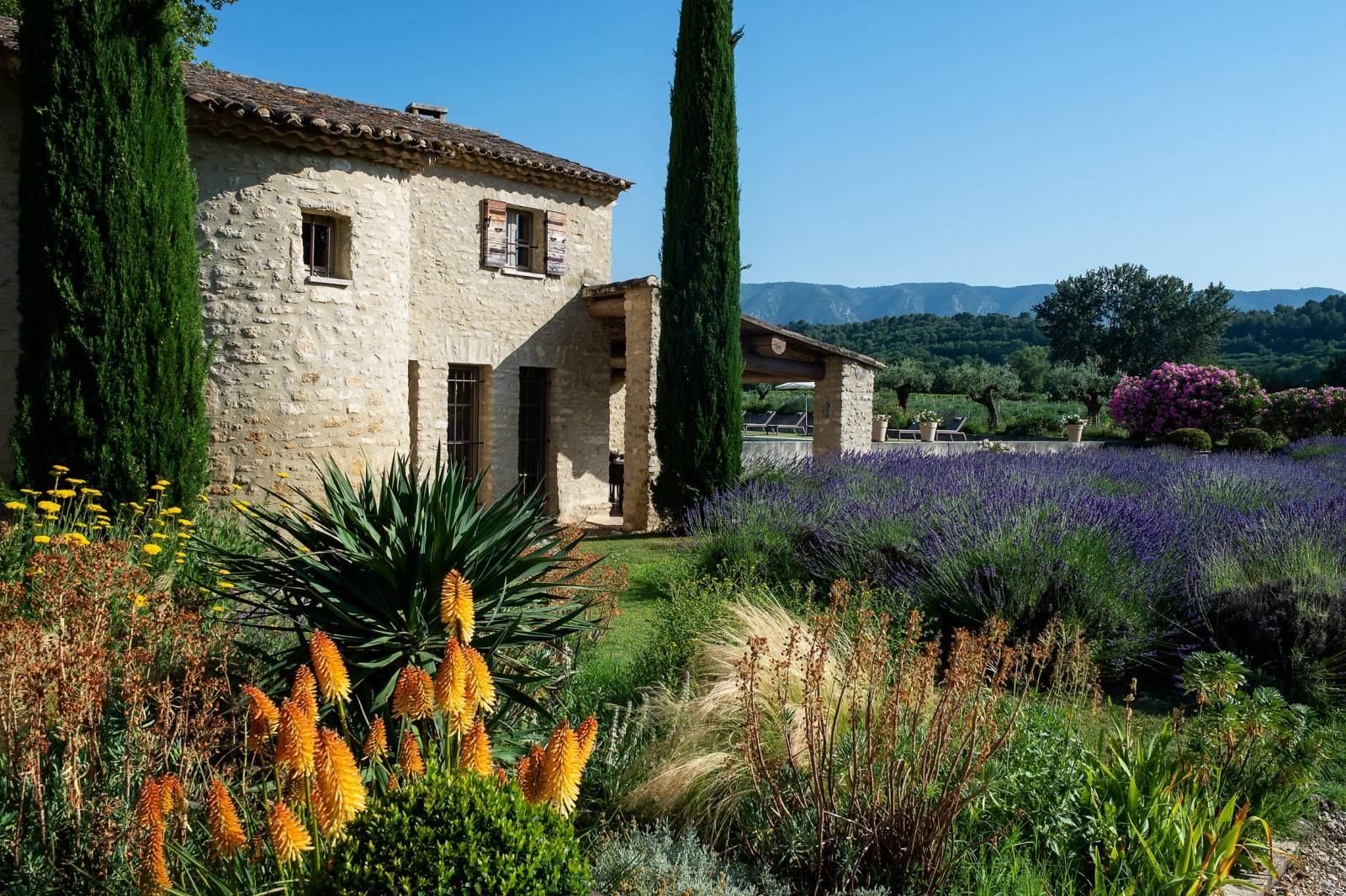 Bastide High Standard in stone of about 850 sqm, renovated in a contemporary style with heated pool