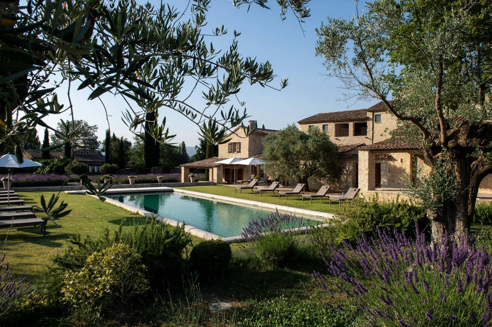 Bastide High Standard in stone of about 850 sqm, renovated in a contemporary style with heated pool