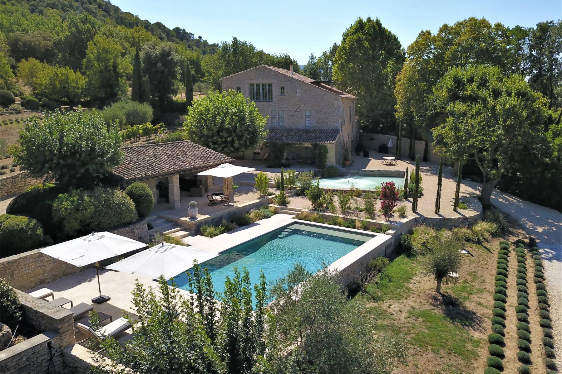 Rental in Bonnieux, superb renovated stone building in a dominant position with a view of the Luberon.