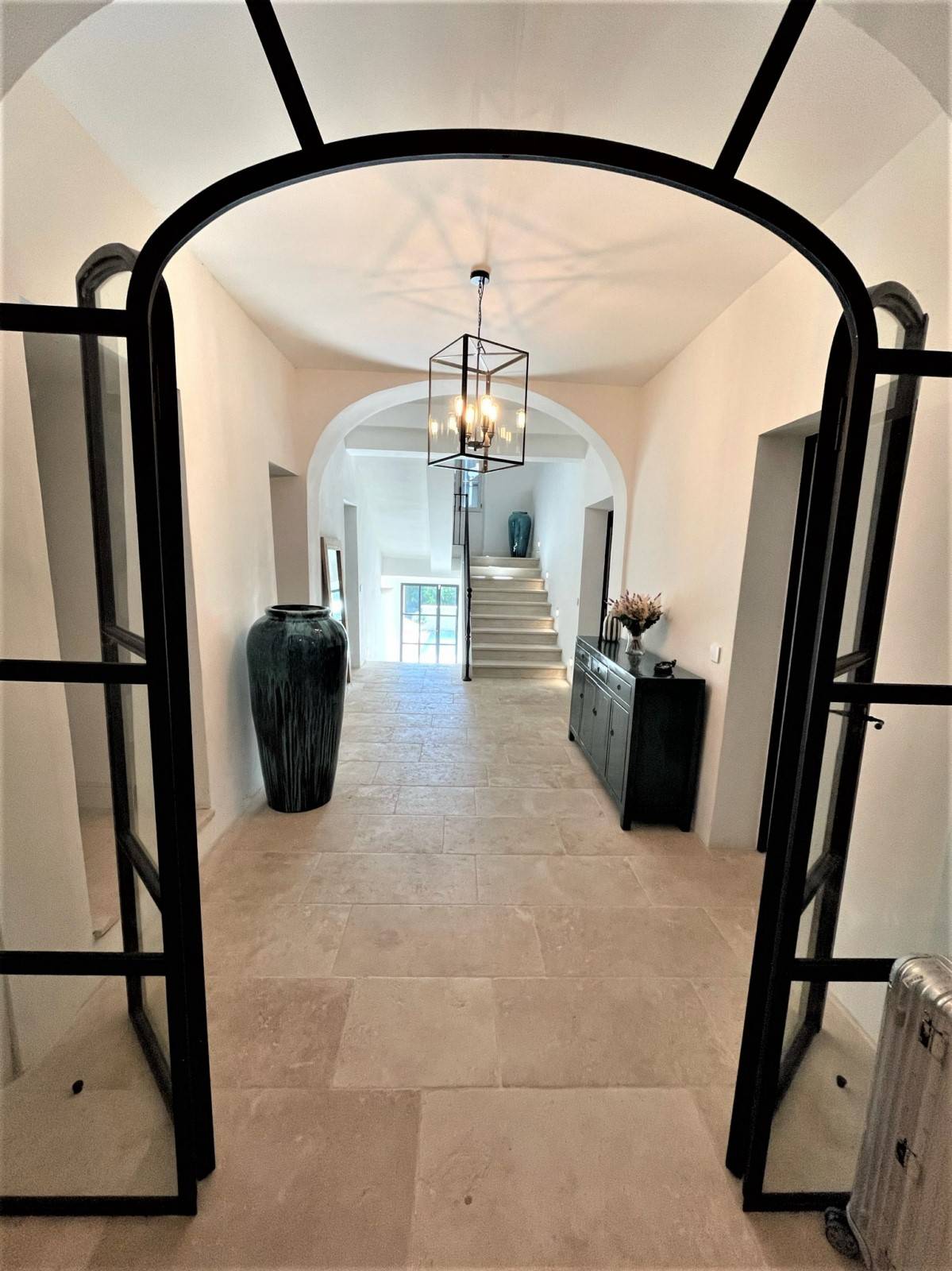 Beautiful mansion dating from the XVIIIth century entirely renovated with landscaped garden and heated swimming pool.