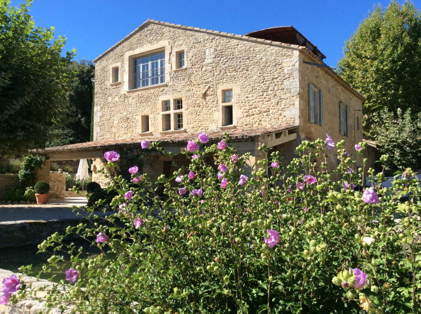 Rental in Bonnieux, superb renovated stone building in a dominant position with a view of the Luberon.