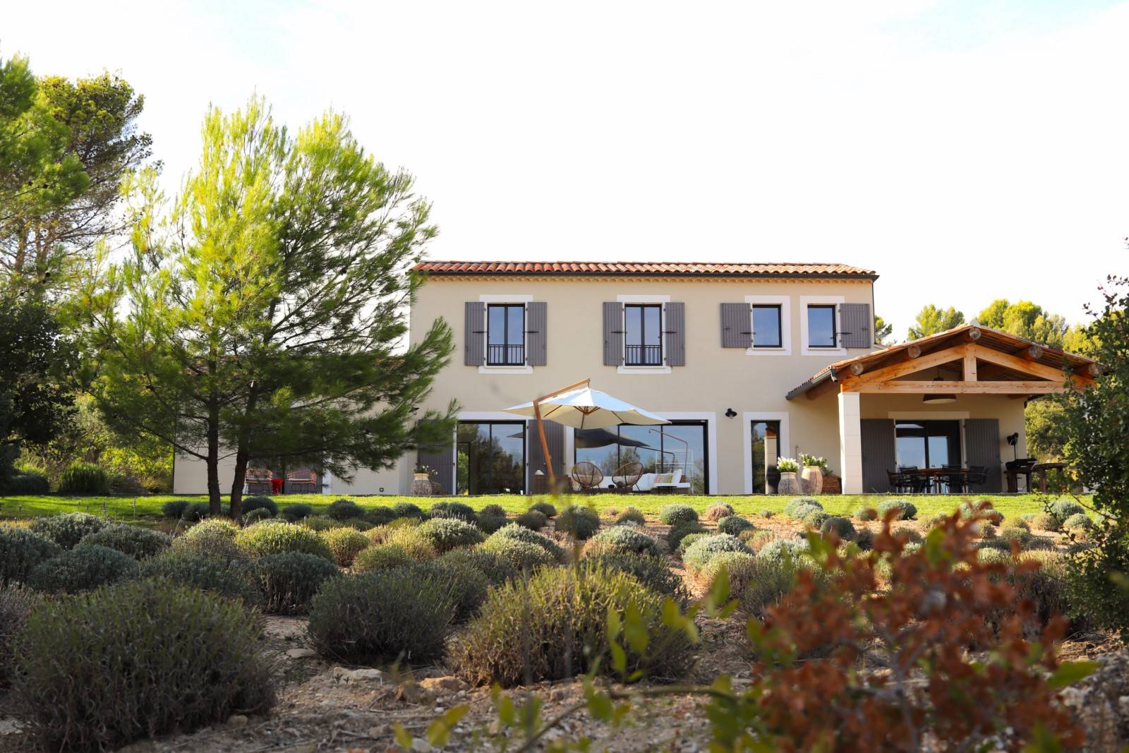 Holiday rental in Joucas, near Gordes and facing the Luberon, charming contemporary air-conditioned house with lap pool.
