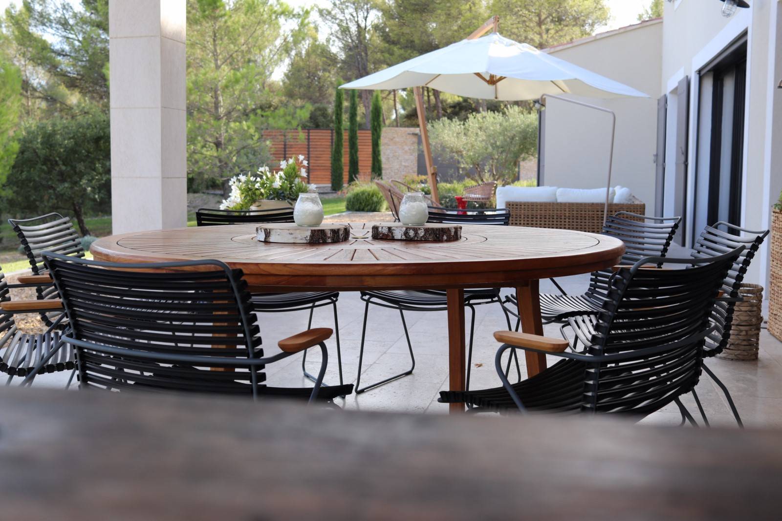 Holiday rental in Joucas, near Gordes and facing the Luberon, charming contemporary air-conditioned house with lap pool.