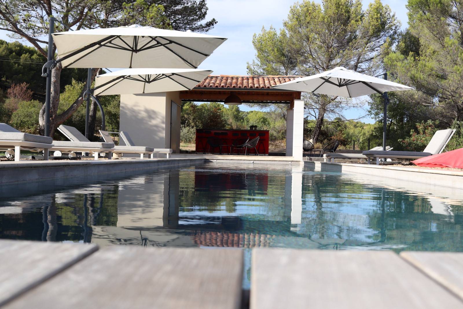 Holiday rental in Joucas, near Gordes and facing the Luberon, charming contemporary air-conditioned house with lap pool.